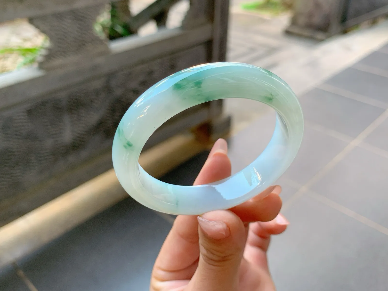 ｜52圈口
冰飘花翡翠手镯，飘绿花，花色清爽大气，灵动飘逸，底妆冰润细腻