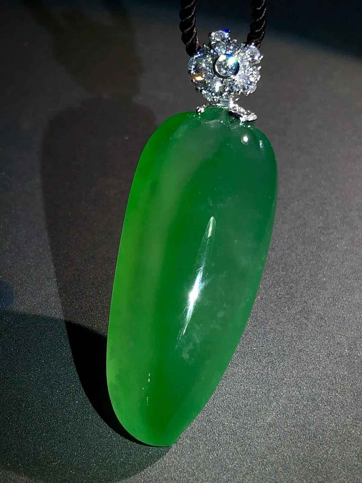 厚装精品福瓜，
裸石44.5-19-11.5mm，
18K金，南非钻，