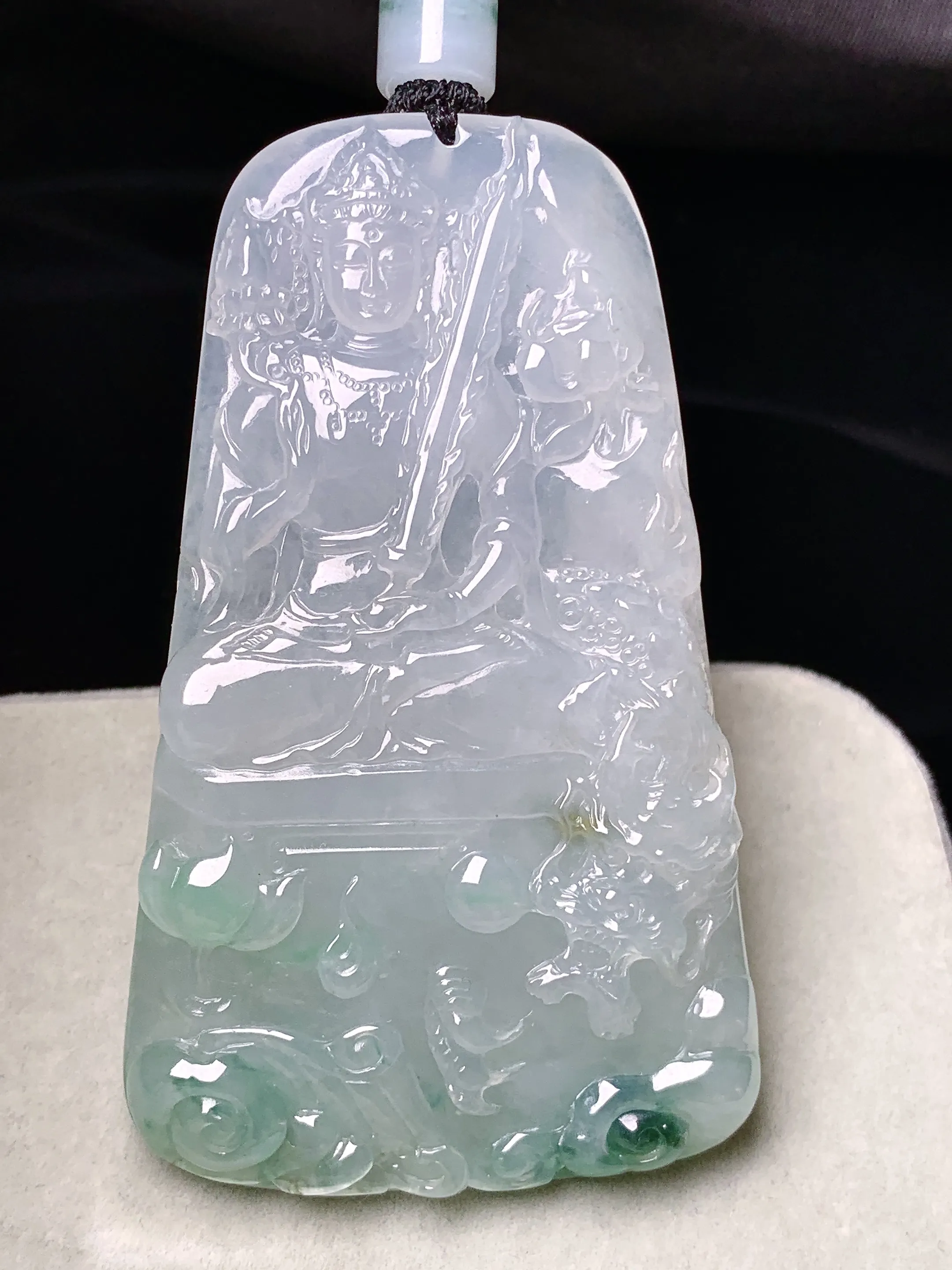 飘绿乘龙观音吊坠 玉质细腻 色泽清新艳丽 整体尺寸66.6*39.3*6.8