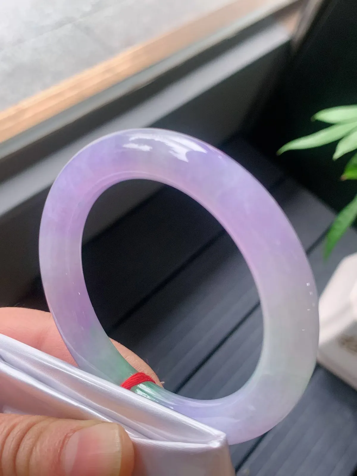 【翡翠名称】老种冰紫飘绿52圈口圆条手镯
【翡翠尺寸】52/10/9.7mm适合52-54正圈口佩戴
【翡翠描述】宝贝种老水足，玉质细腻，色泽靓丽，性价比高，佩戴效果好！
【其它赠送】权威证书/精美挂绳盒子/支持全国复检