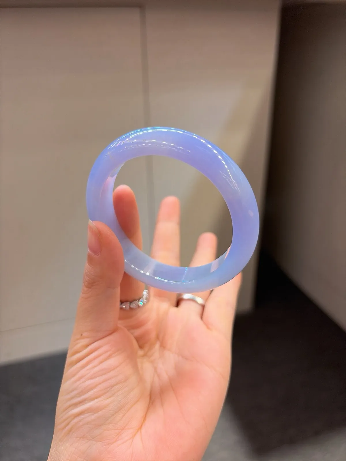 ｜56圈口
【满春·紫罗兰镯】
“满园春色藏腕间，紫韵流转醉人心”
娇艳紫罗兰调 底妆细腻温润
颜色惊艳到挪不开眼，贵气感拉满
规格【56.4/12.9/8.8】