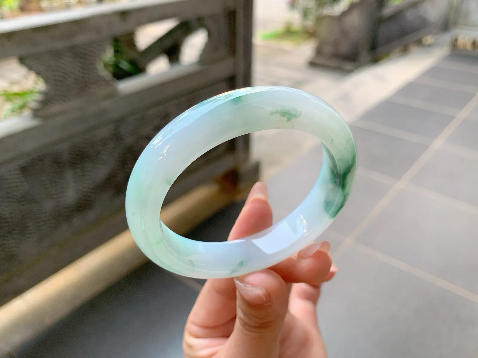 ⭐️｜55圈口
冰飘花翡翠手镯，飘绿花，花色灵动飘逸清新自然，整体冰冰润润的