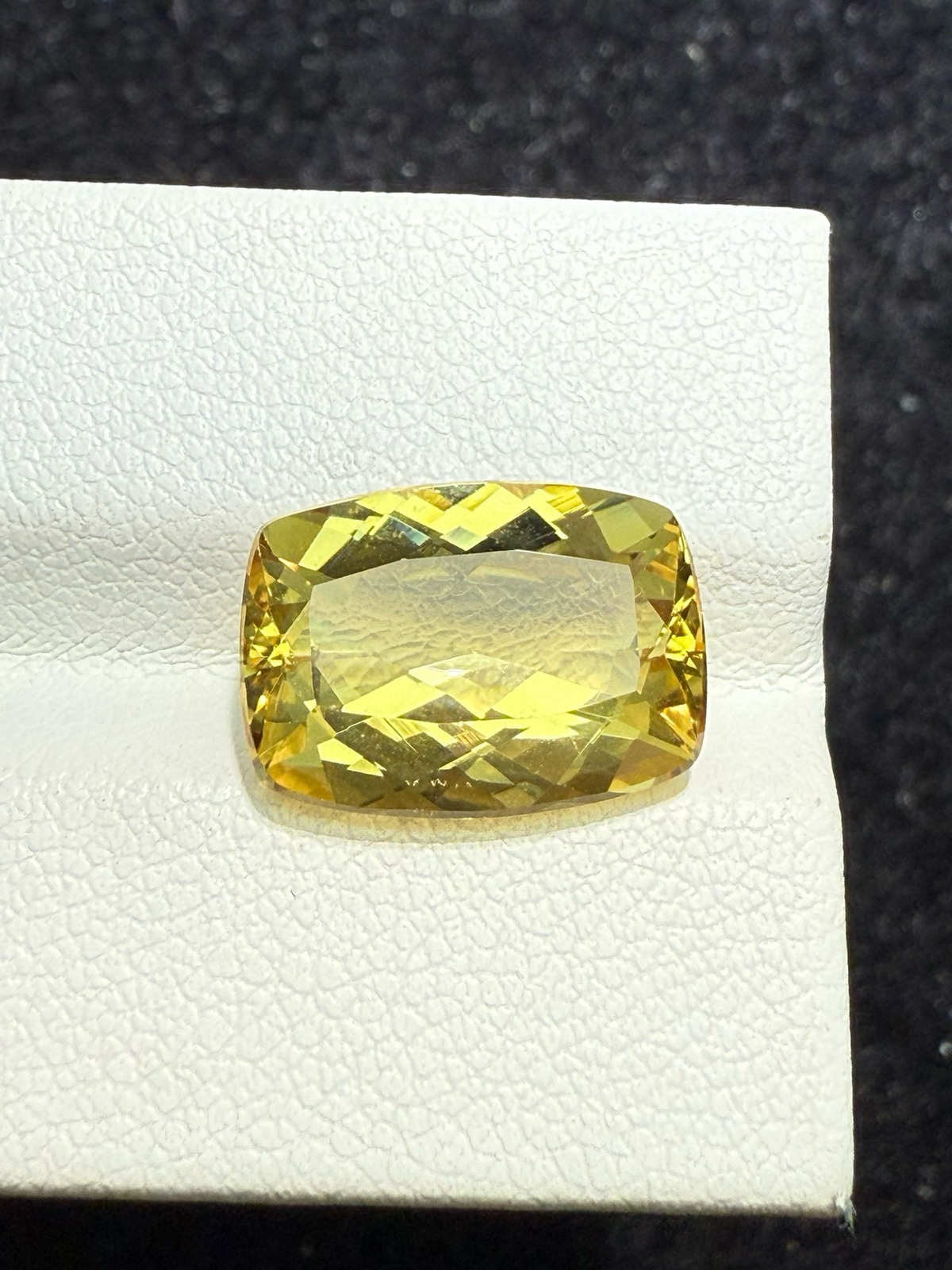 【高端珠宝】天然极美绿柱石裸石
重量: 5.82ct  规格: 13.7*10*6.1毫米
精湛切工，满身火彩
台面大，实物更美，可以代镶嵌设计。
