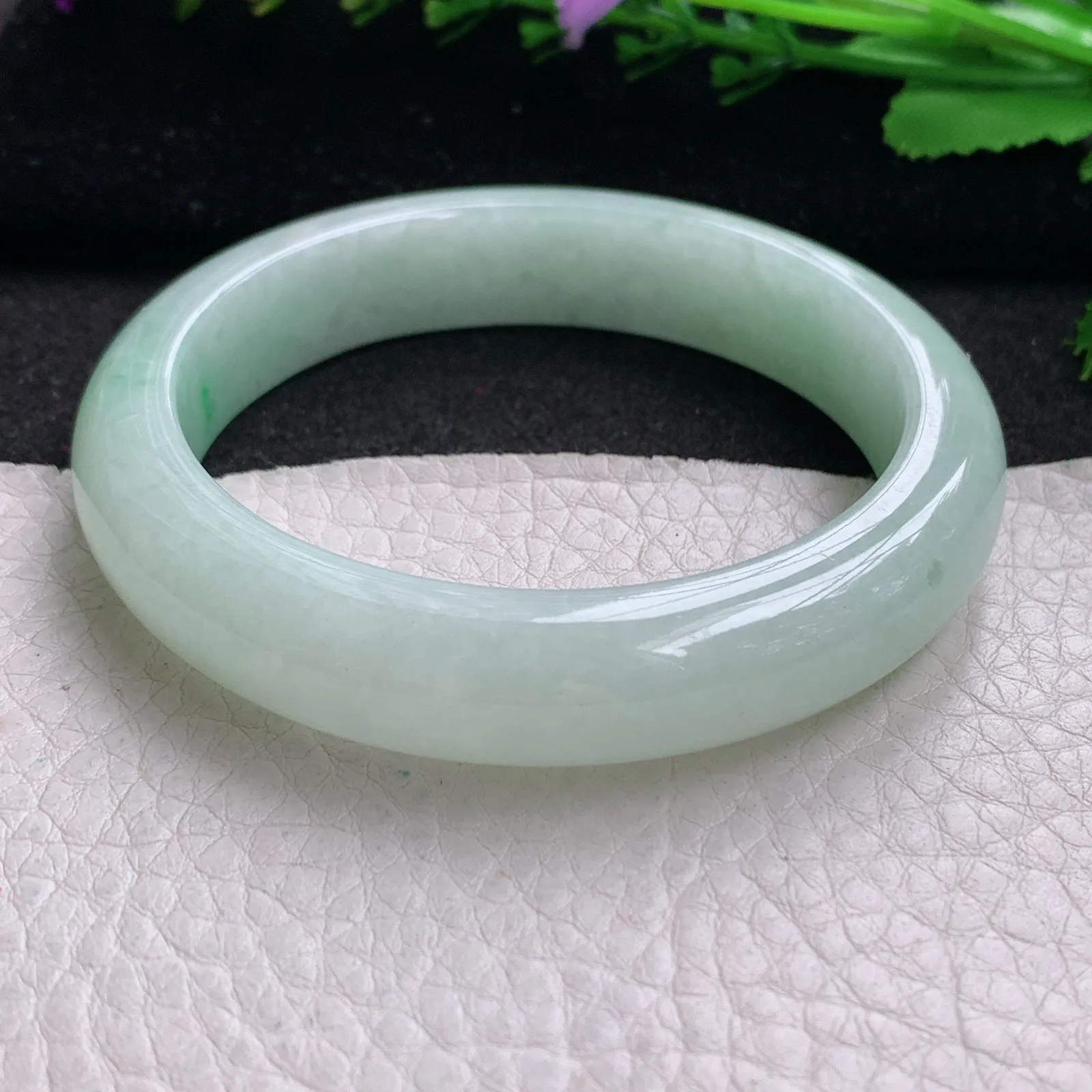 ee实拍55*12*8平安镯 缅甸翡翠精美甜绿底飘阳绿玉手镯 玉手环