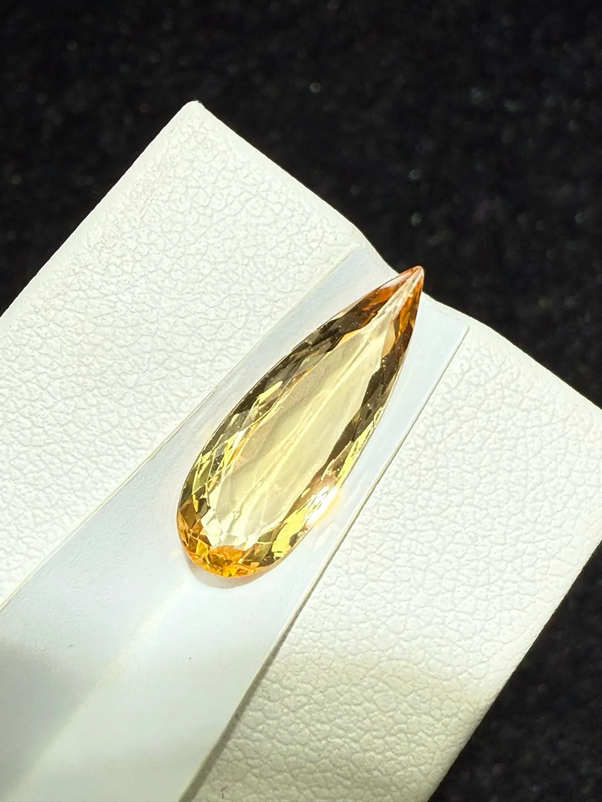 【高端珠宝】天然极美帝王托帕裸石
重量: 3.395ct  规格: 19*6.5*3.3毫米
精湛切