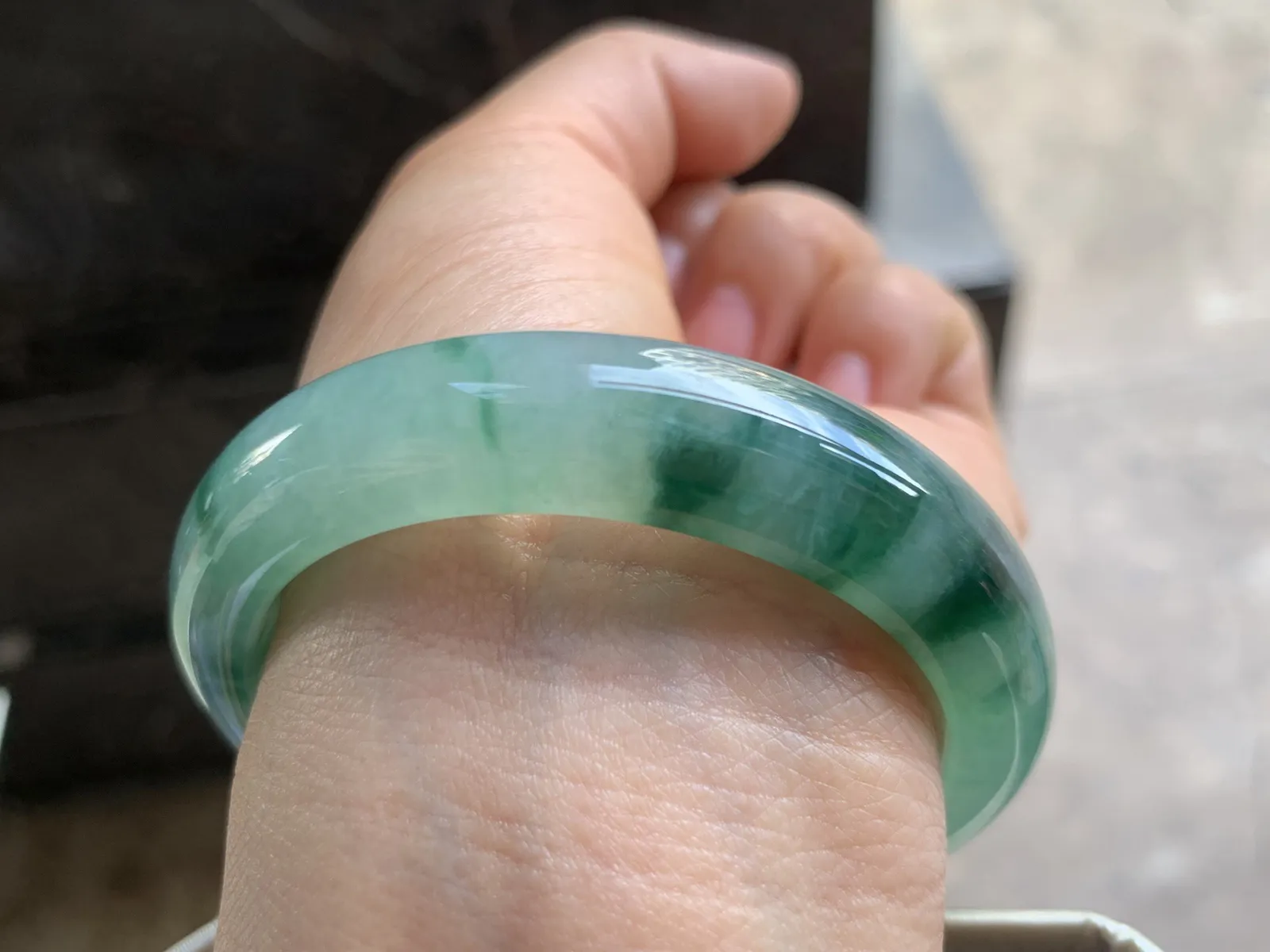 52.5-12.2-8mm
冰种飘花手镯 水润光泽 花色漂亮 推荐