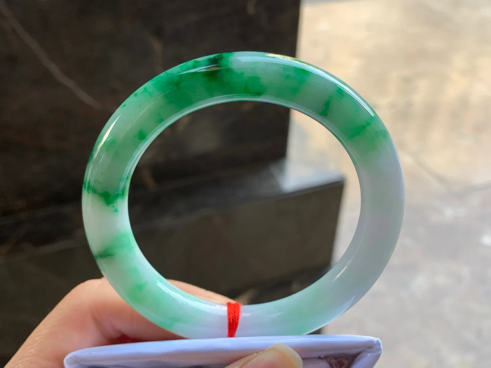 55.5-10.8

绿色圆条手镯^_^鲜艳 玉质温润