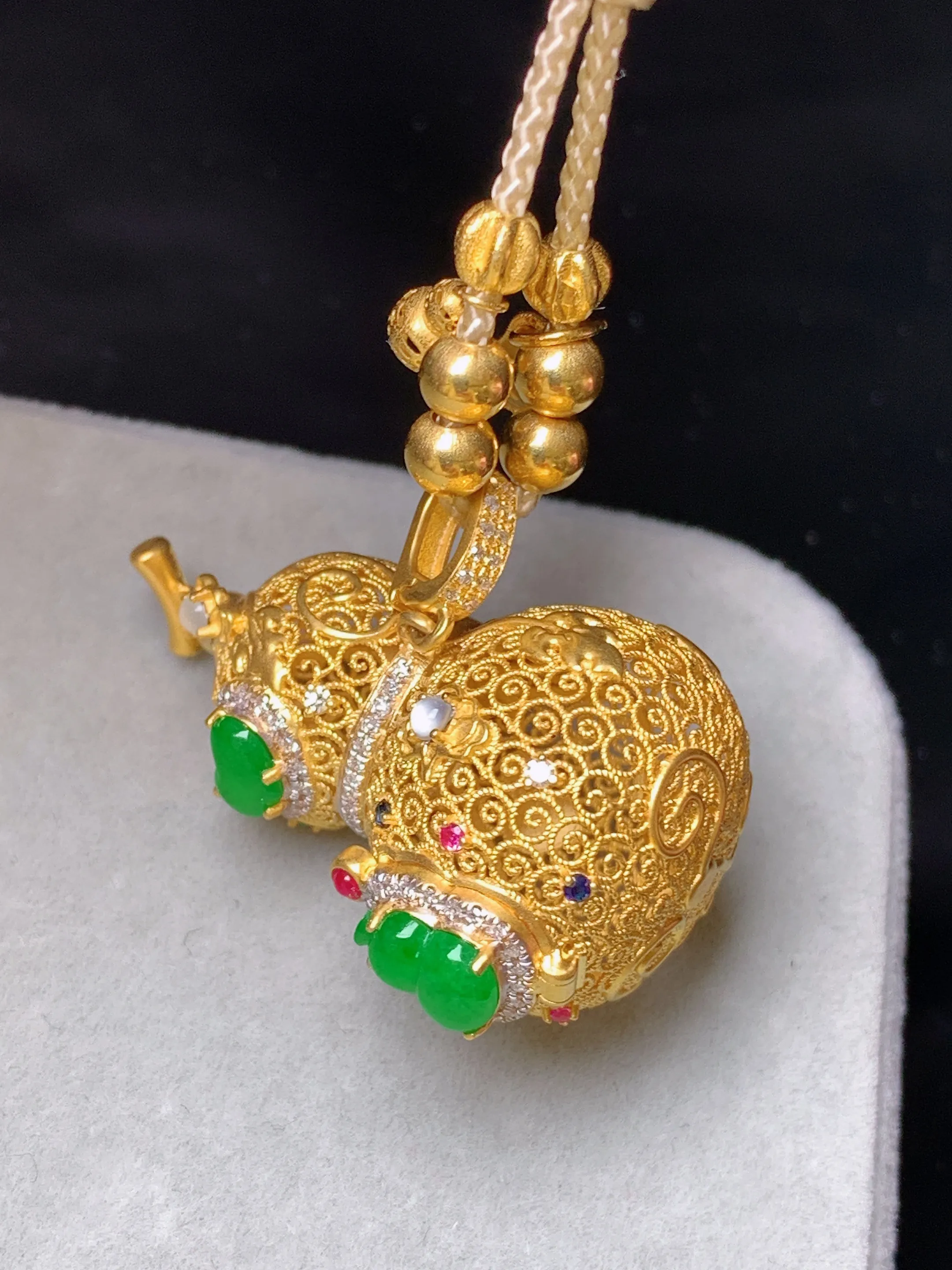 18k金钻镶嵌满绿葫芦吊坠 玉质细腻 色泽清新艳丽 整体尺寸13.5*18.2*20.8