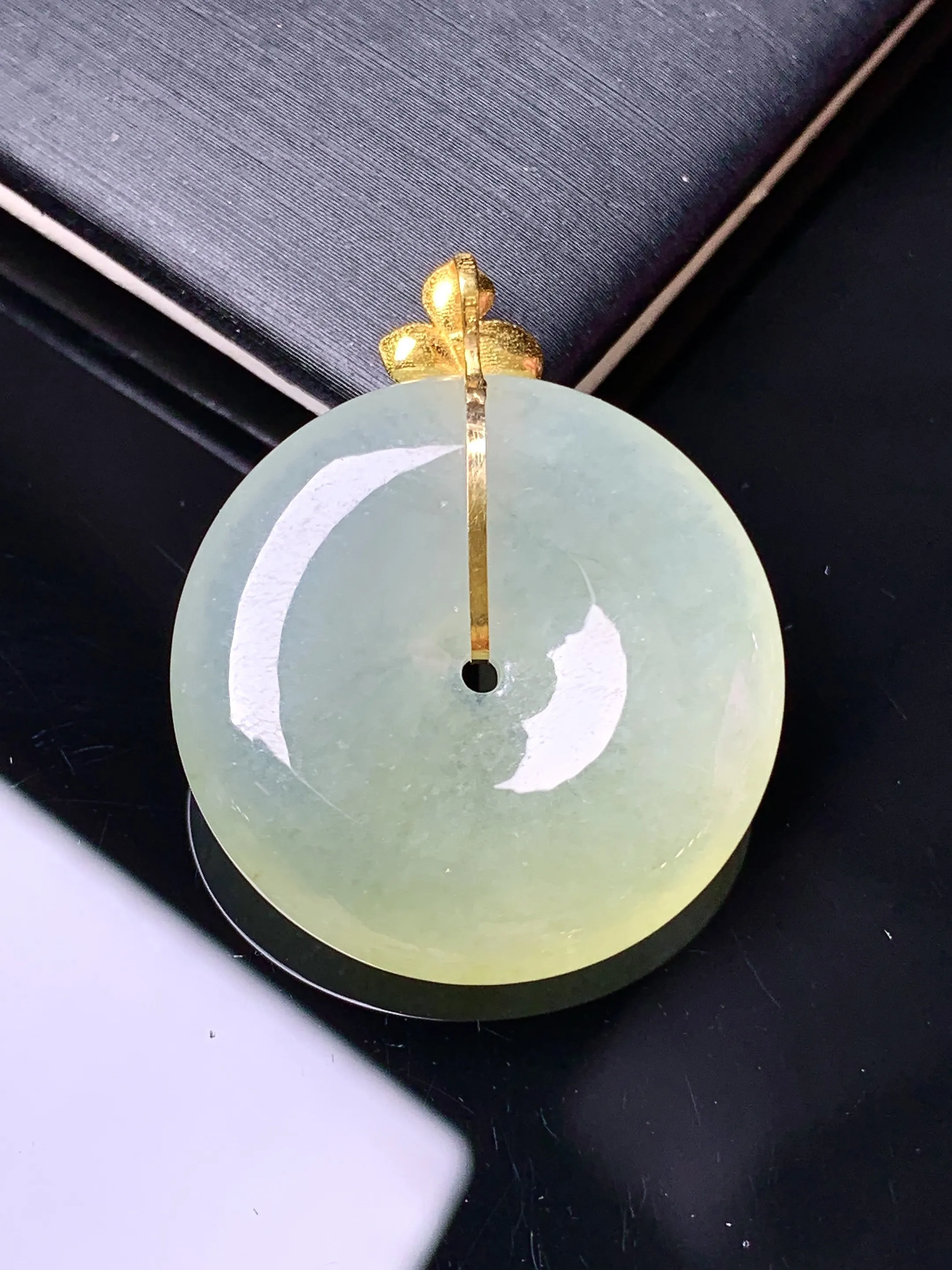 18k金镶嵌淡黄翡平安扣吊坠 玉质细腻 色泽清新艳丽 整体尺寸30.8*5.7