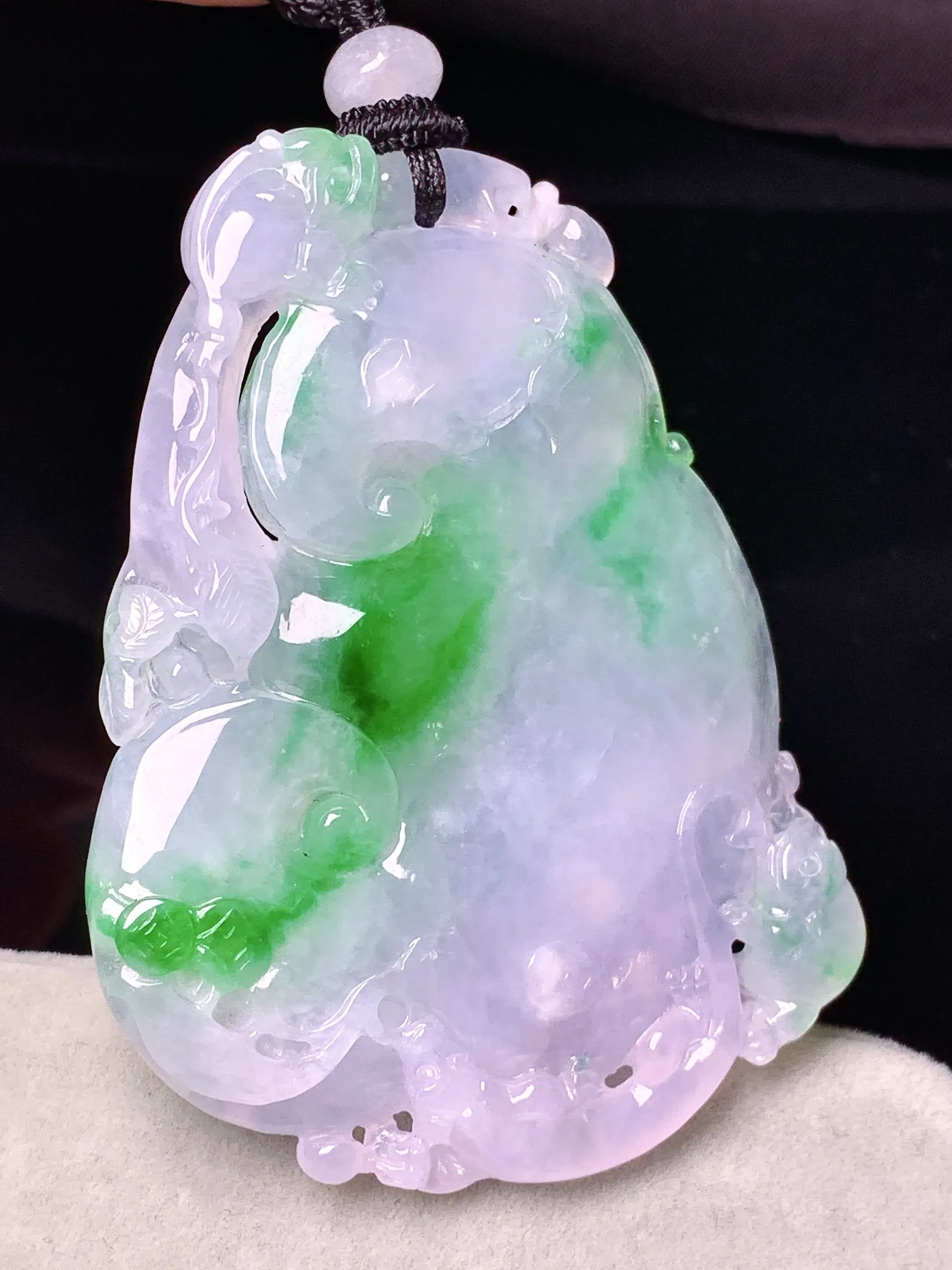 飘绿如意吊坠 玉质细腻 色泽清新艳丽 整体尺寸58.2*41.5*5.3