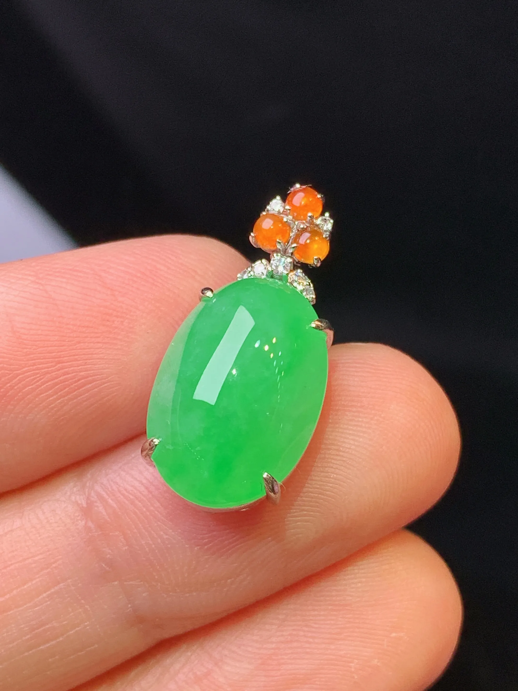 18k金钻镶嵌翠绿蛋面吊坠 玉质细腻 色泽清新艳丽 整体尺寸21.6*10.3*8.5