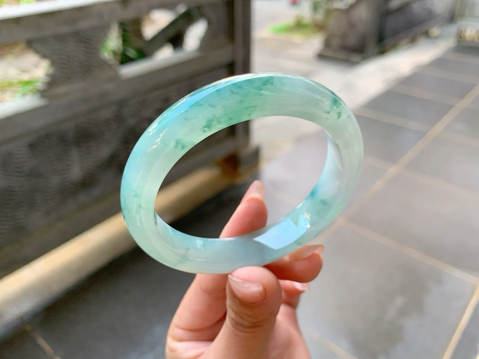 ｜56圈口
冰飘花翡翠手镯，飘蓝绿花，花色清新灵动，像舞动的碎花裙一般飘逸