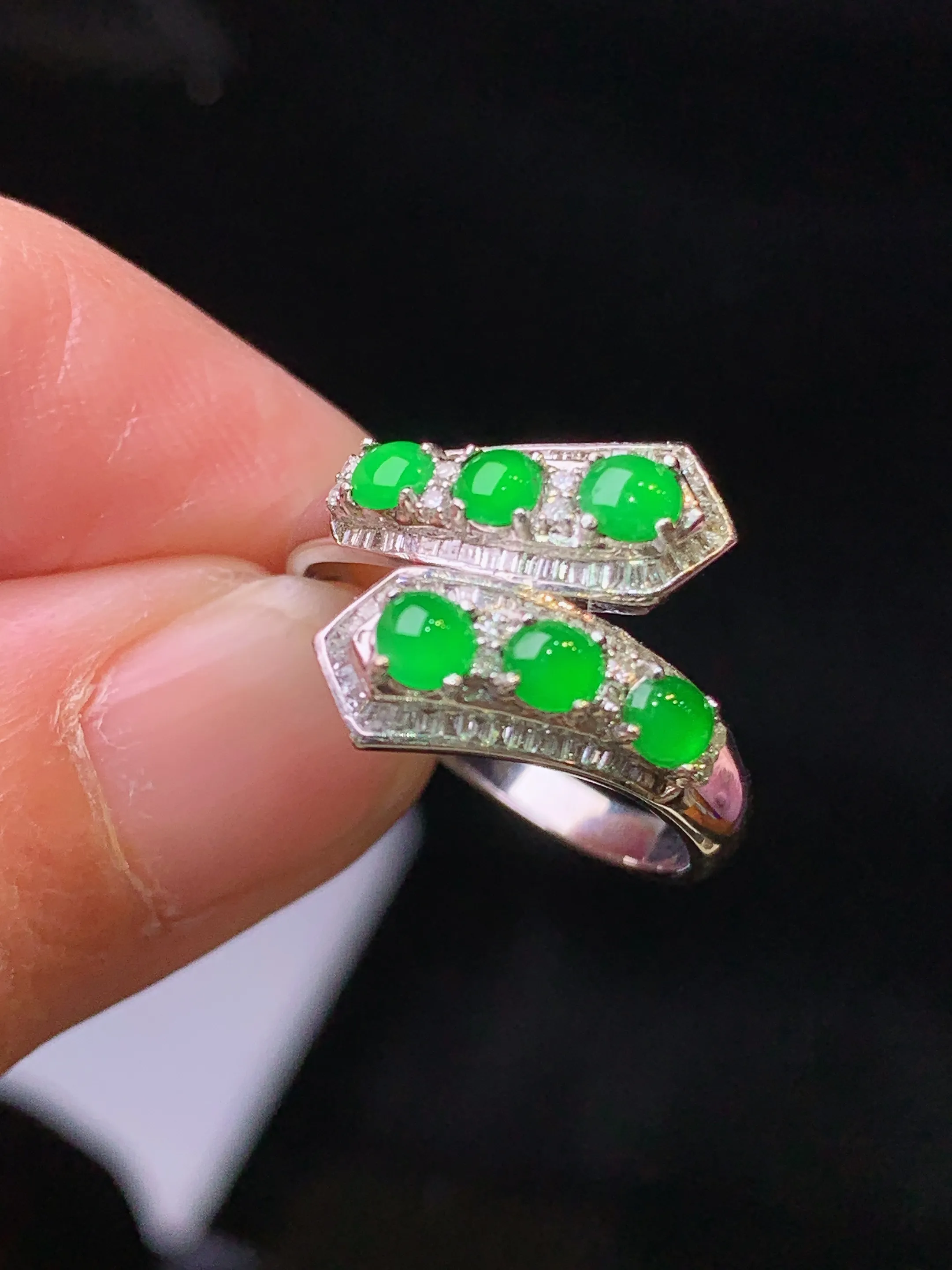 18k金钻镶嵌满绿蛋面组合戒指 玉质细腻 色泽清新艳丽 整体尺寸3*2.5*2