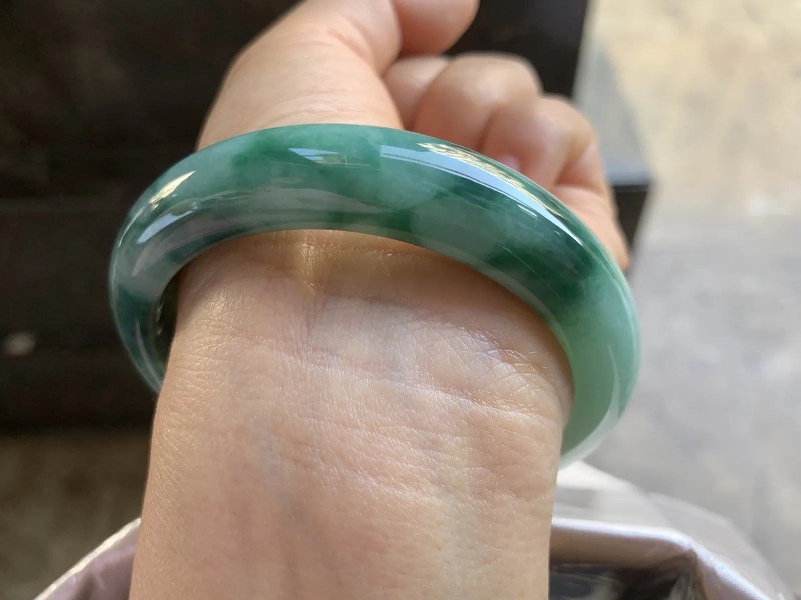 56-12.5-8.2mm
细糯种飘花手镯 底子细腻 花色浓郁 气质