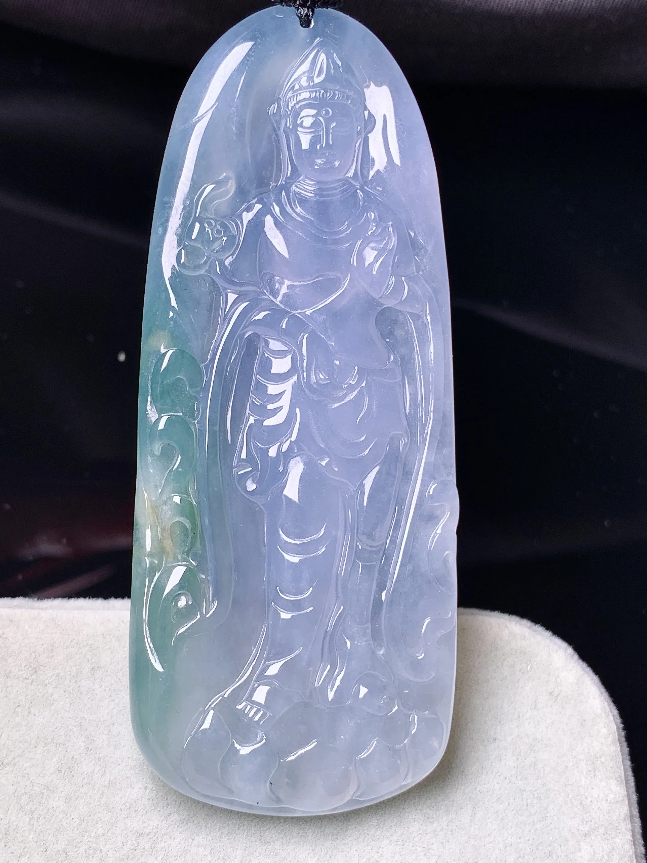 飘绿观音菩萨吊坠 玉质细腻 色泽清新艳丽 整体尺寸64.6*26*5.2