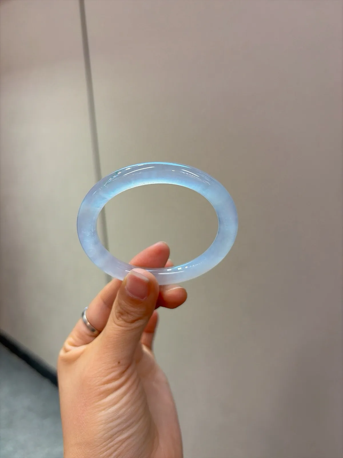 ｜53圈口
【玻璃种冰透贵妃福镯】
“玻璃冰透，腕间凝光”​​
——种老起莹，独款难寻扔水里找不到系列！
规格【53.8/8.4】