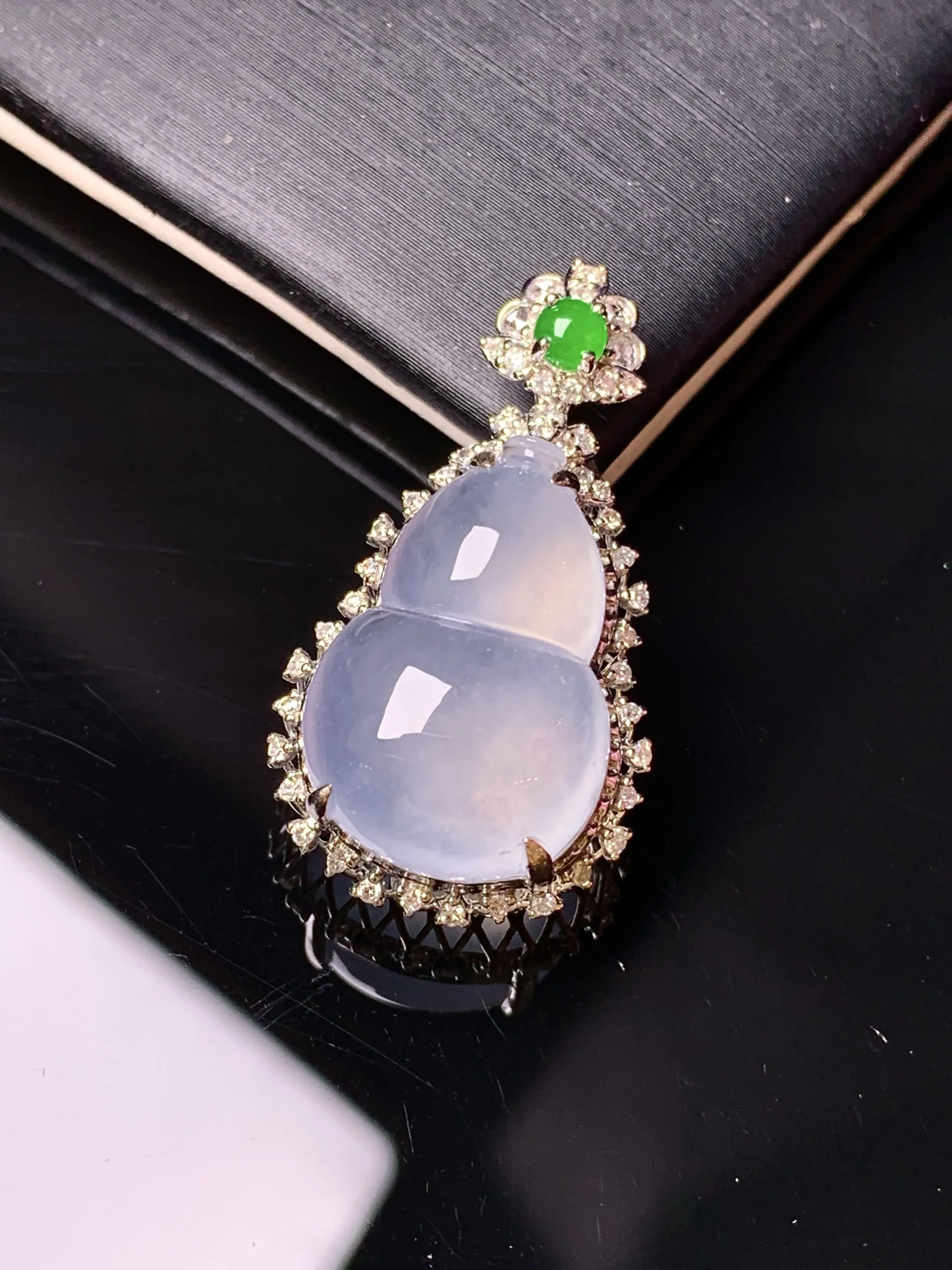 18k金钻镶嵌冰种葫芦吊坠 玉质细腻 色泽清新艳丽 整体尺寸29.3*16.3*10.7