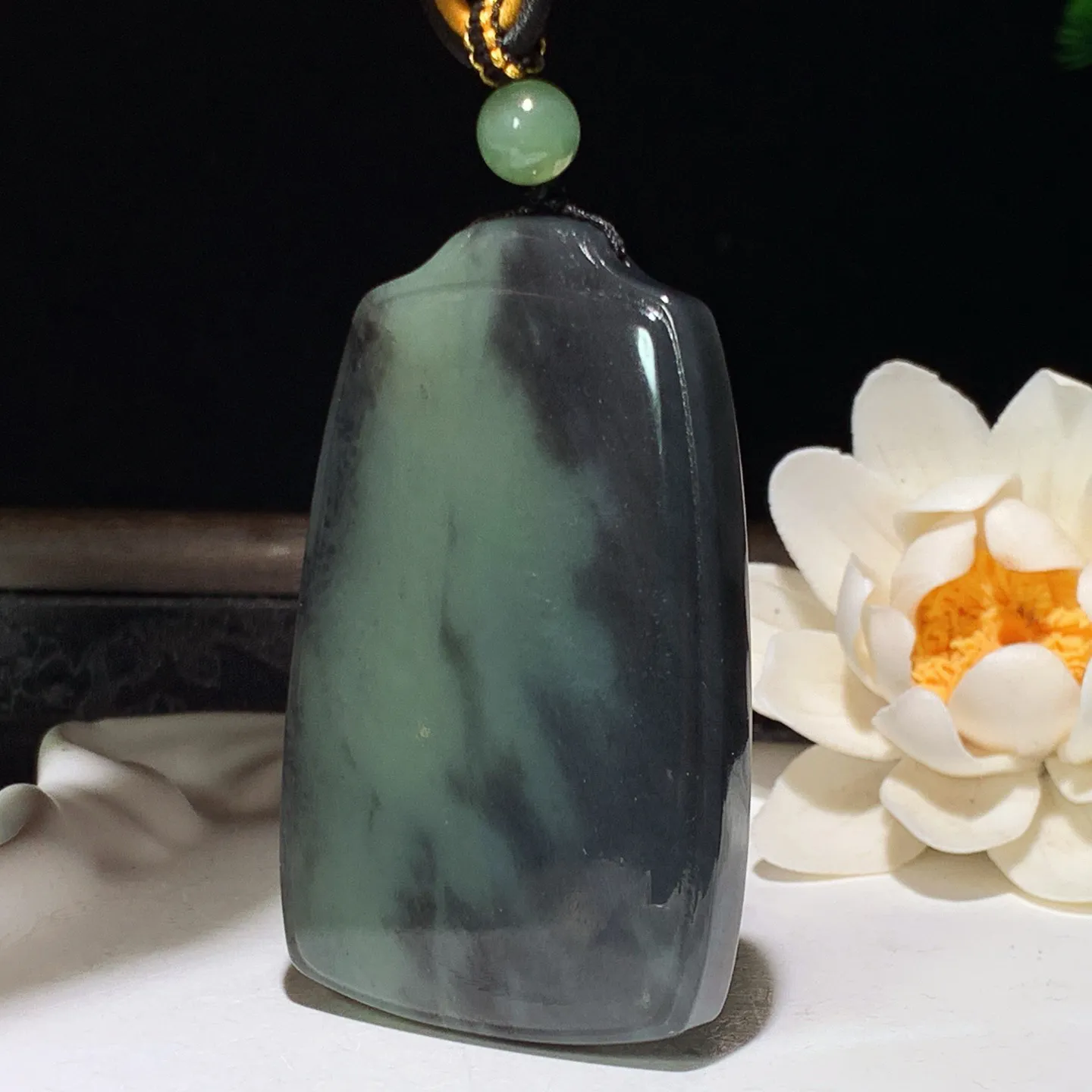 新疆和田玉青花意境山水平安无事牌挂件 尺寸64/39/10mm重68.5克。玉质细腻油润。手推出油。品相大气 lt260121