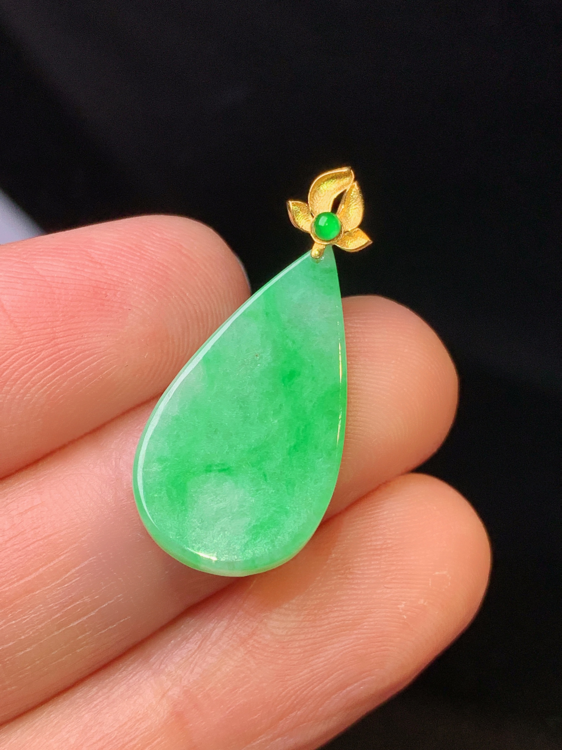 18k金镶嵌翠绿水滴吊坠 玉质细腻 色泽清新艳丽 整体尺寸27.5*12.5*2.5