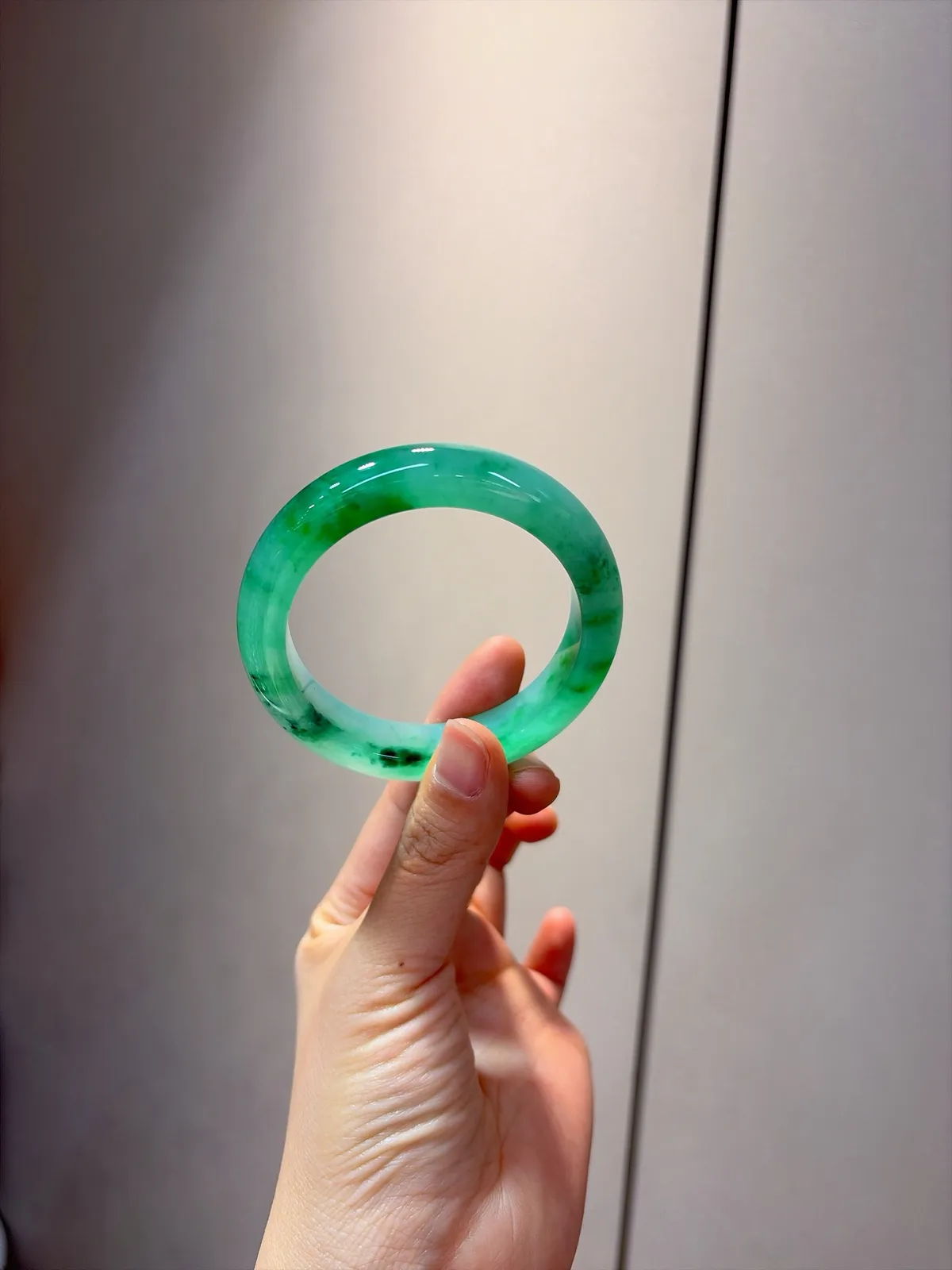 ｜53圈口
【冰飘绿花｜】
冰飘绿花镯美得不像话
翠色如烟 冰种似水
腕间一抹清韵 美到心尖
规格【53.7/12.2/8.6】