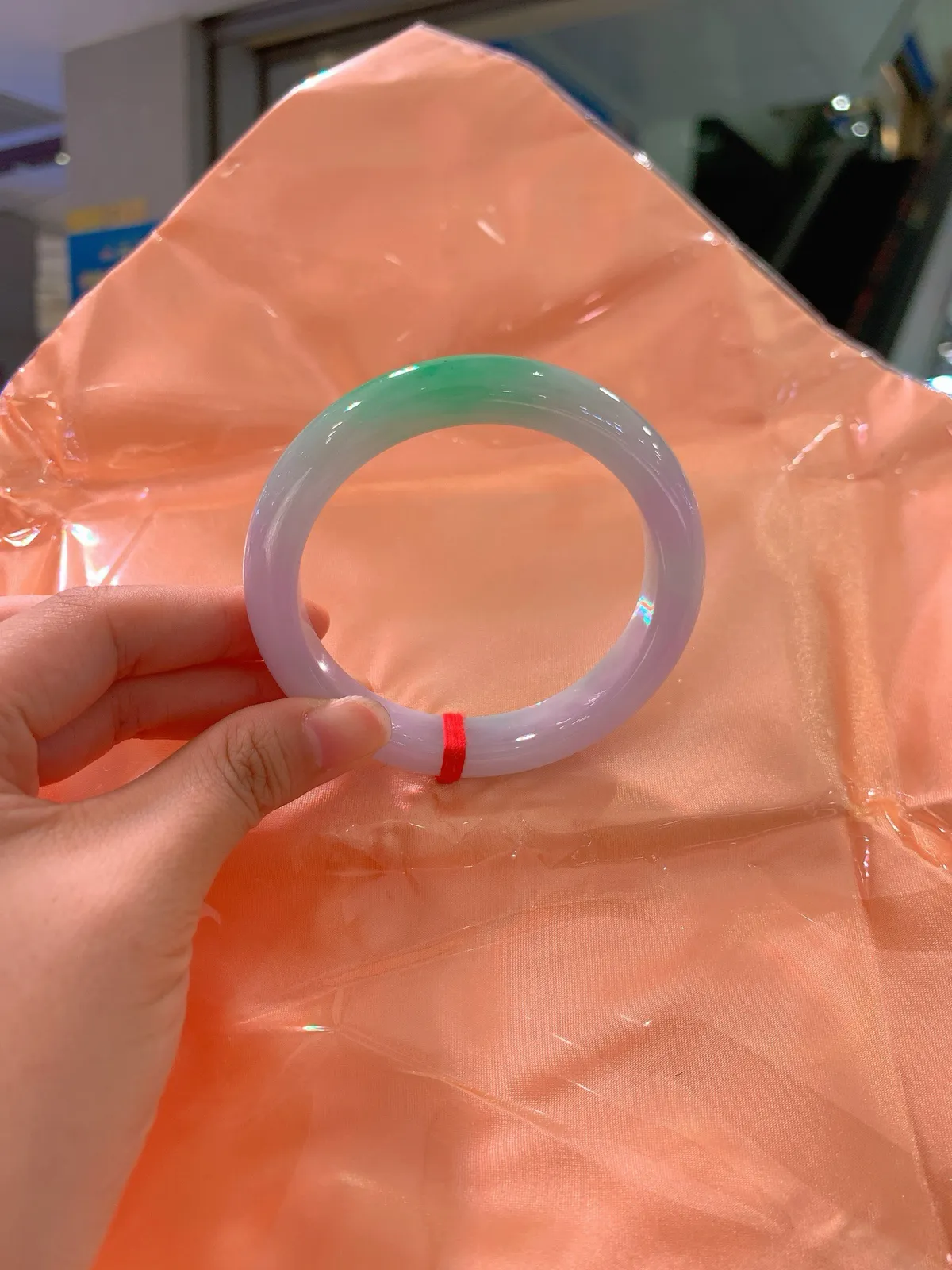 ｜61圈口
【浓春彩·大圈口】
浓春彩的色彩在镯间晕染，盛放着山野与朝暮的诗意～大圈口，调色盘，将生机与华章都镌刻在肌肤之上
规格【61.1/12.6/9.2】