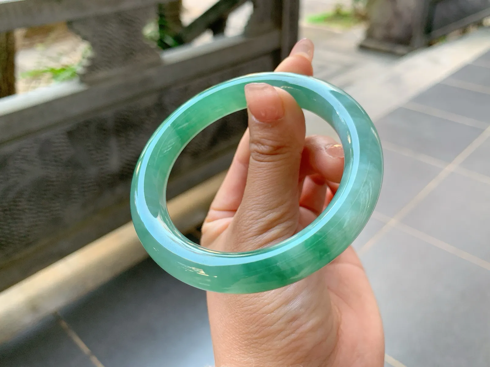 🤍｜55圈口
条粗10.5
绿晴底福镯，飘绿花，水润细腻饱满大气，颜色像绿潭水一样深遂
编号【01-