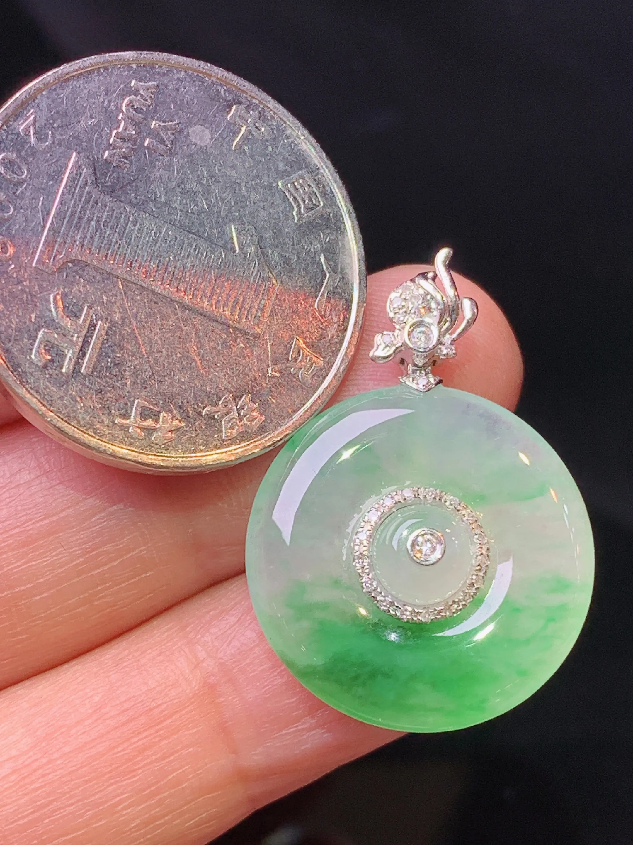 18k金钻镶嵌飘绿子母平安扣吊坠 玉质细腻 色泽清新艳丽 整体尺寸28*20*4