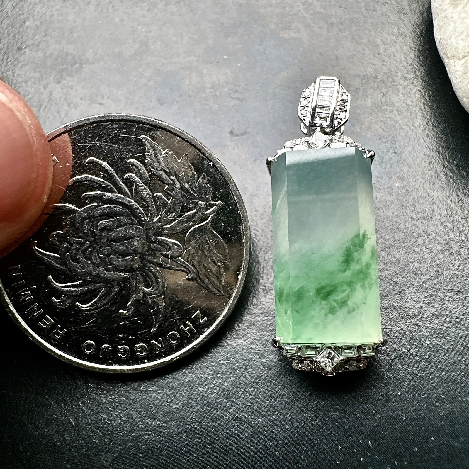 【冰种飘花无事柱】精品，种水上乘，通透闪亮，晶莹剔透。18K金钻镶嵌，裸石尺寸16.5*9*7毫米