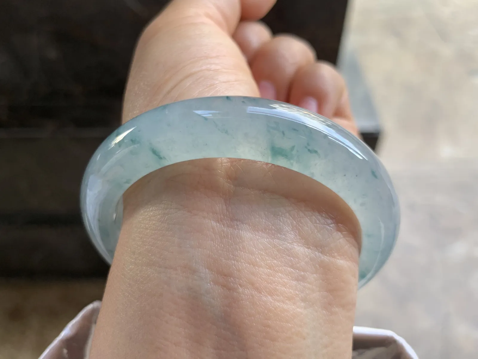 54.5-12.3-8.2mm
冰种飘花手镯 冰透光泽 水润蓝花