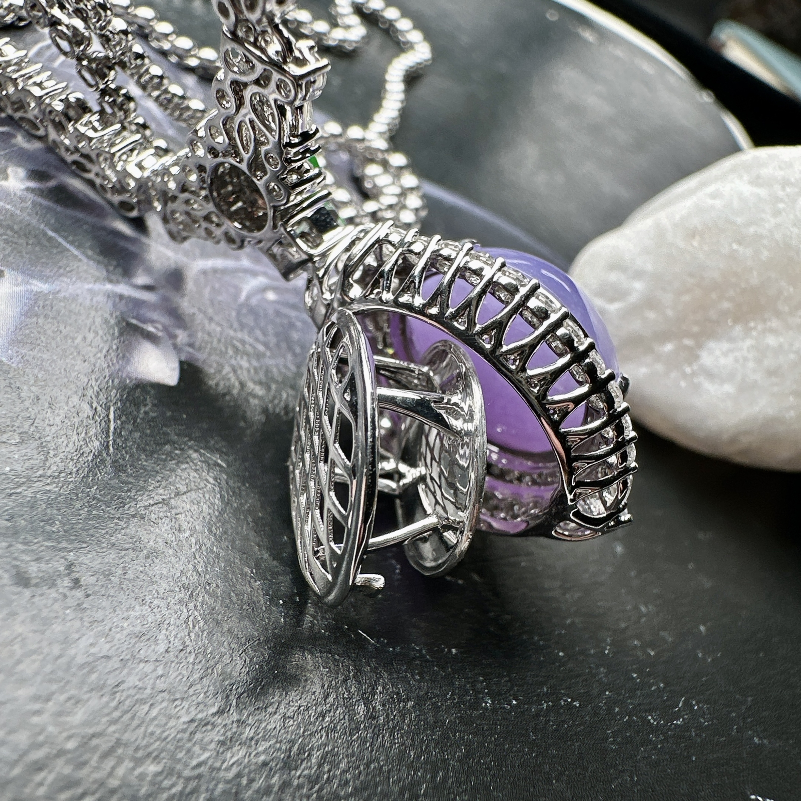 【冰种紫蛋面吊坠】质地细腻，饱满度很好，晶莹剔透，18k金钻镶嵌，裸石尺寸13.7*12.2*8毫米