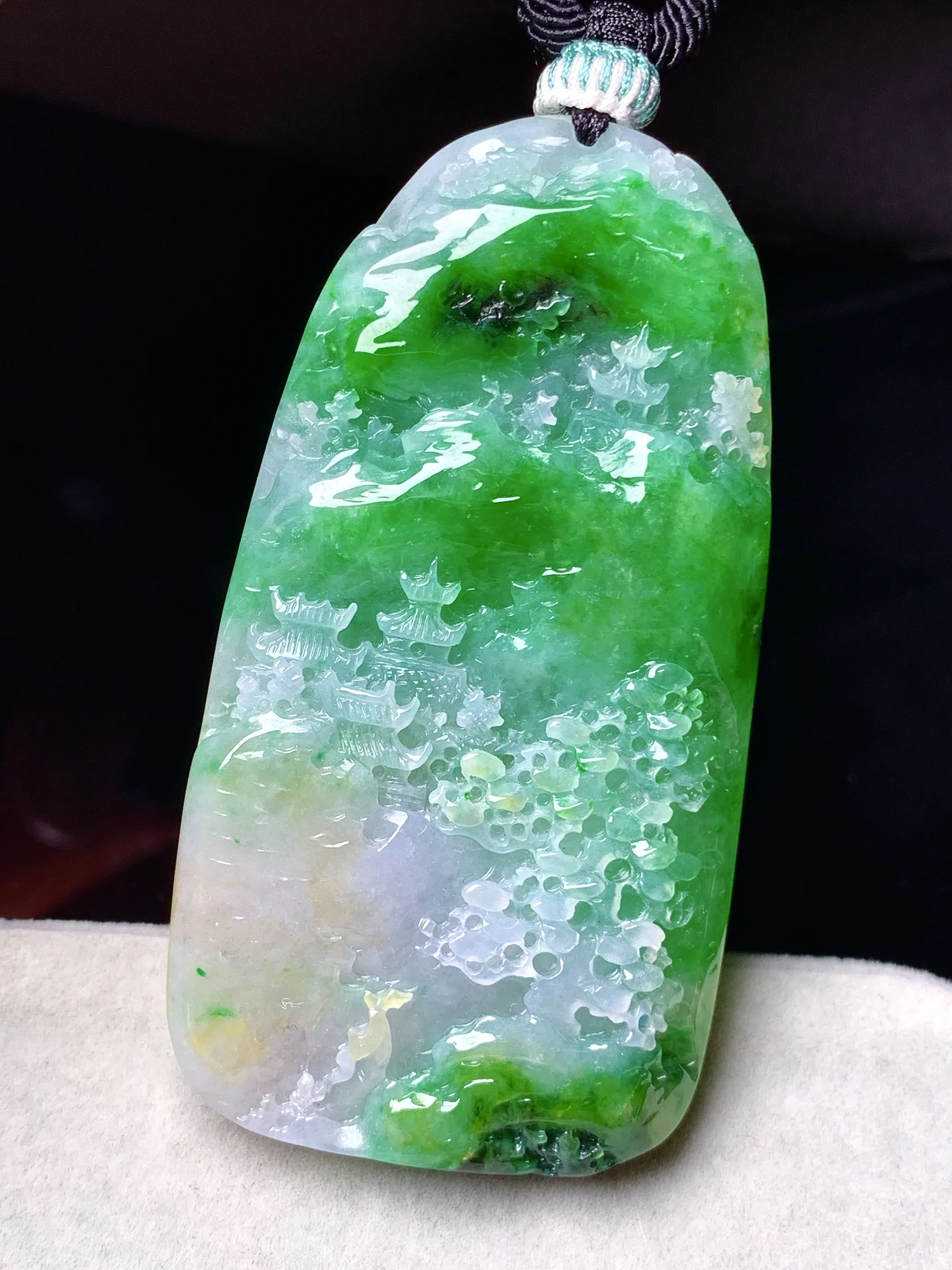 翠绿飘黄翡山水牌子吊坠 玉质细腻 色泽清新艳丽 整体尺寸60.5*32.6*7.3