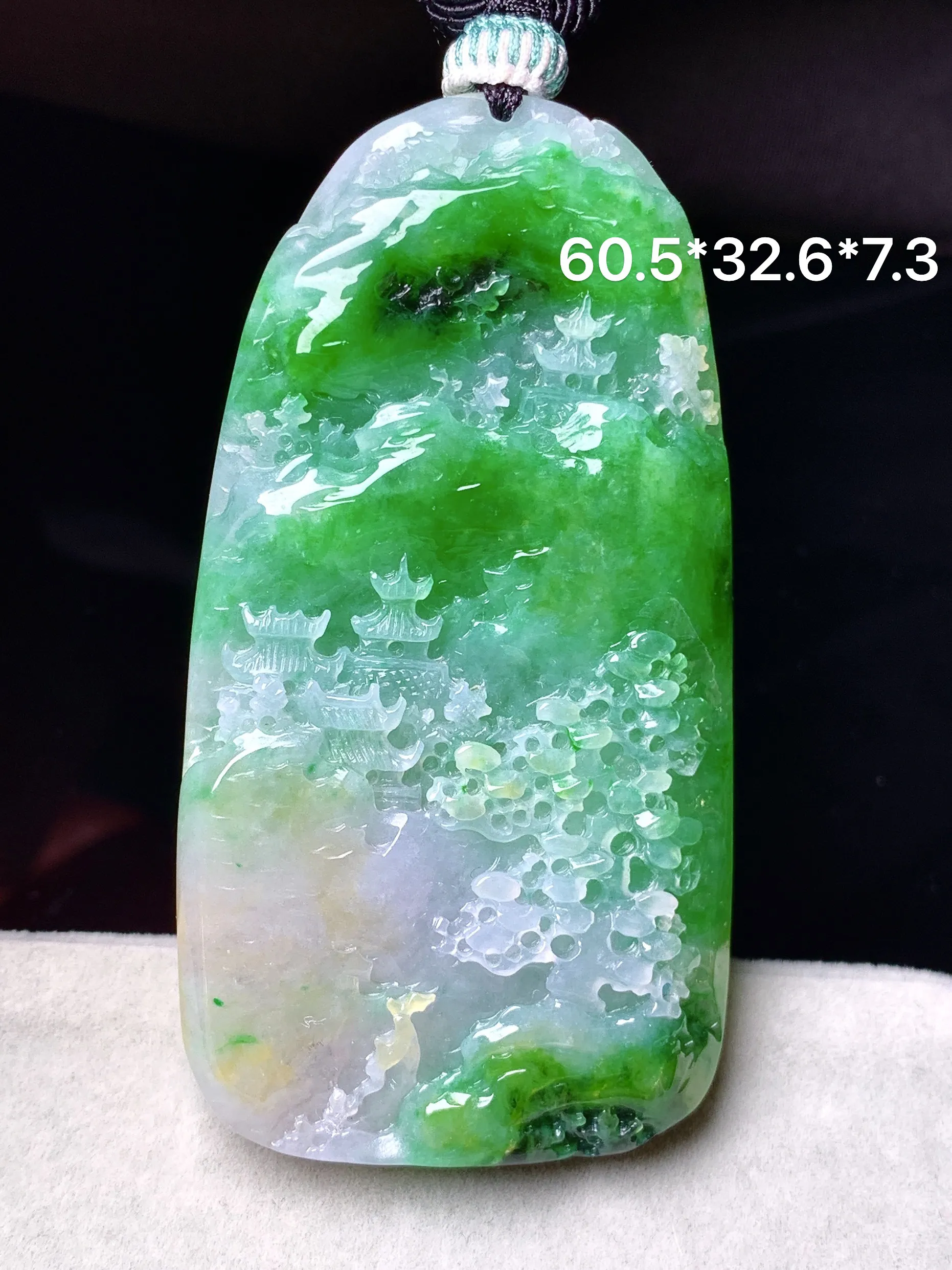 翠绿飘黄翡山水牌子吊坠 玉质细腻 色泽清新艳丽 整体尺寸60.5*32.6*7.3