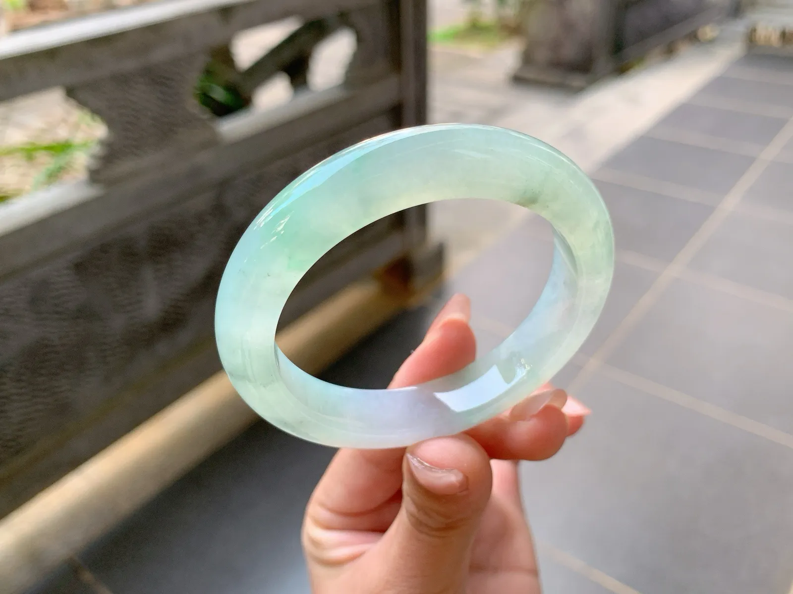 ｜54圈口
冰晴，整体冰透起光，种老起冰，性价比很高，美中不足有一点点矿点，