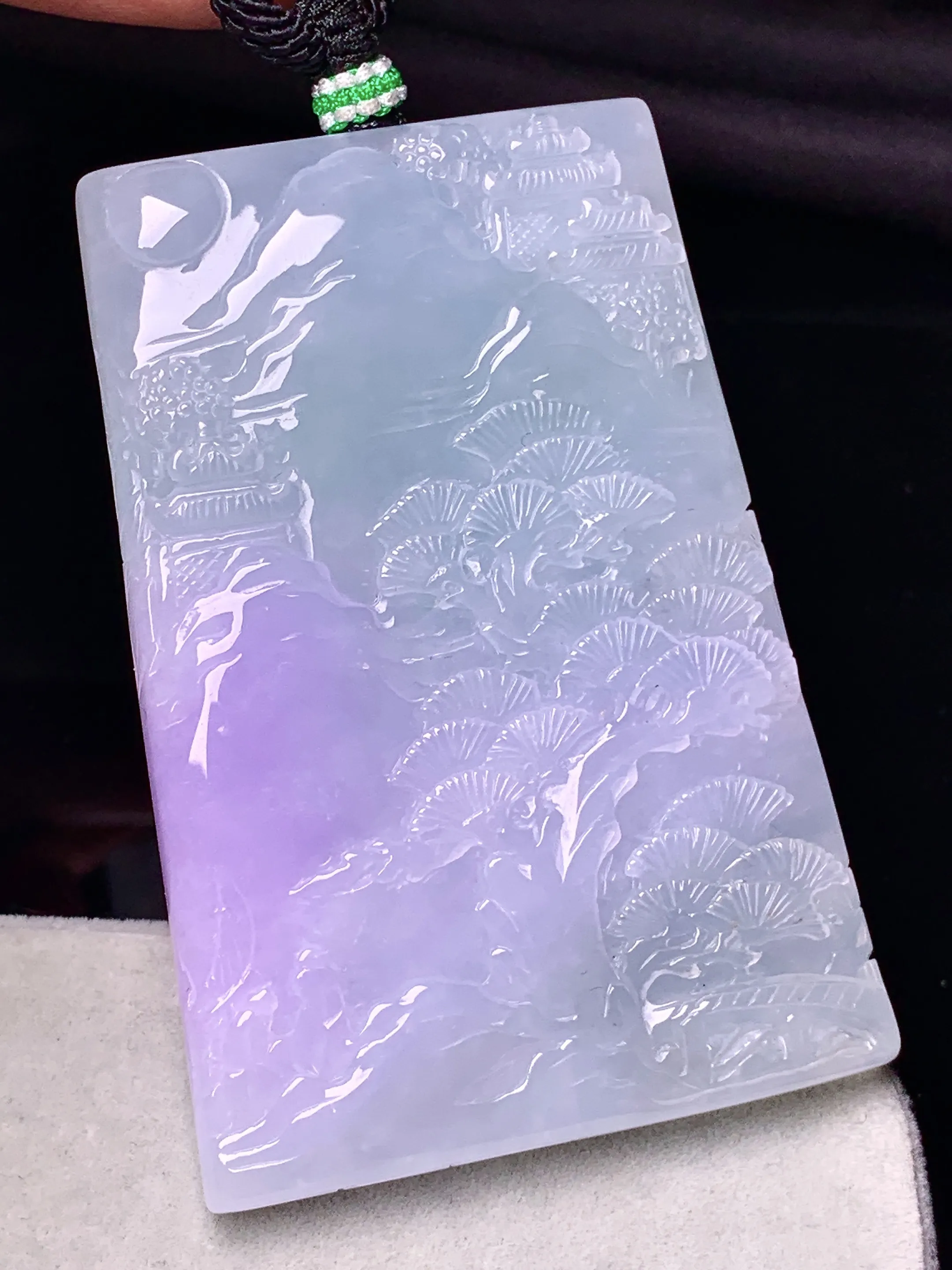 淡春彩山水牌子吊坠 玉质细腻 色泽清新艳丽 整体尺寸60.5*40.8*6.5