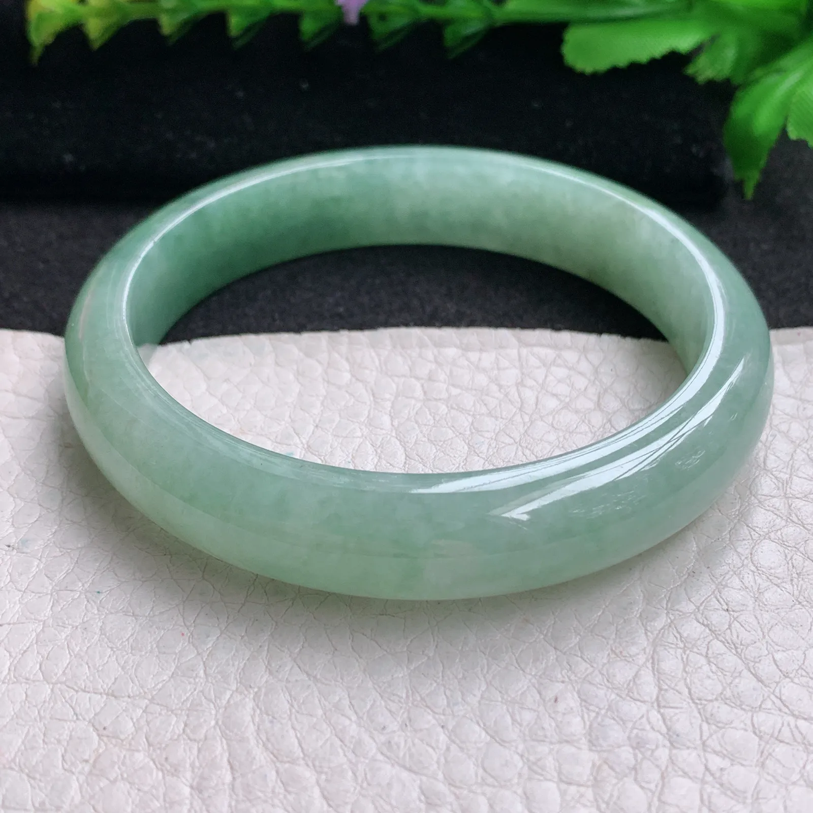 nr大圈口60*12.3*7.8平安镯 缅甸翡翠精美油绿胶感？宽边玉手镯 玉手环