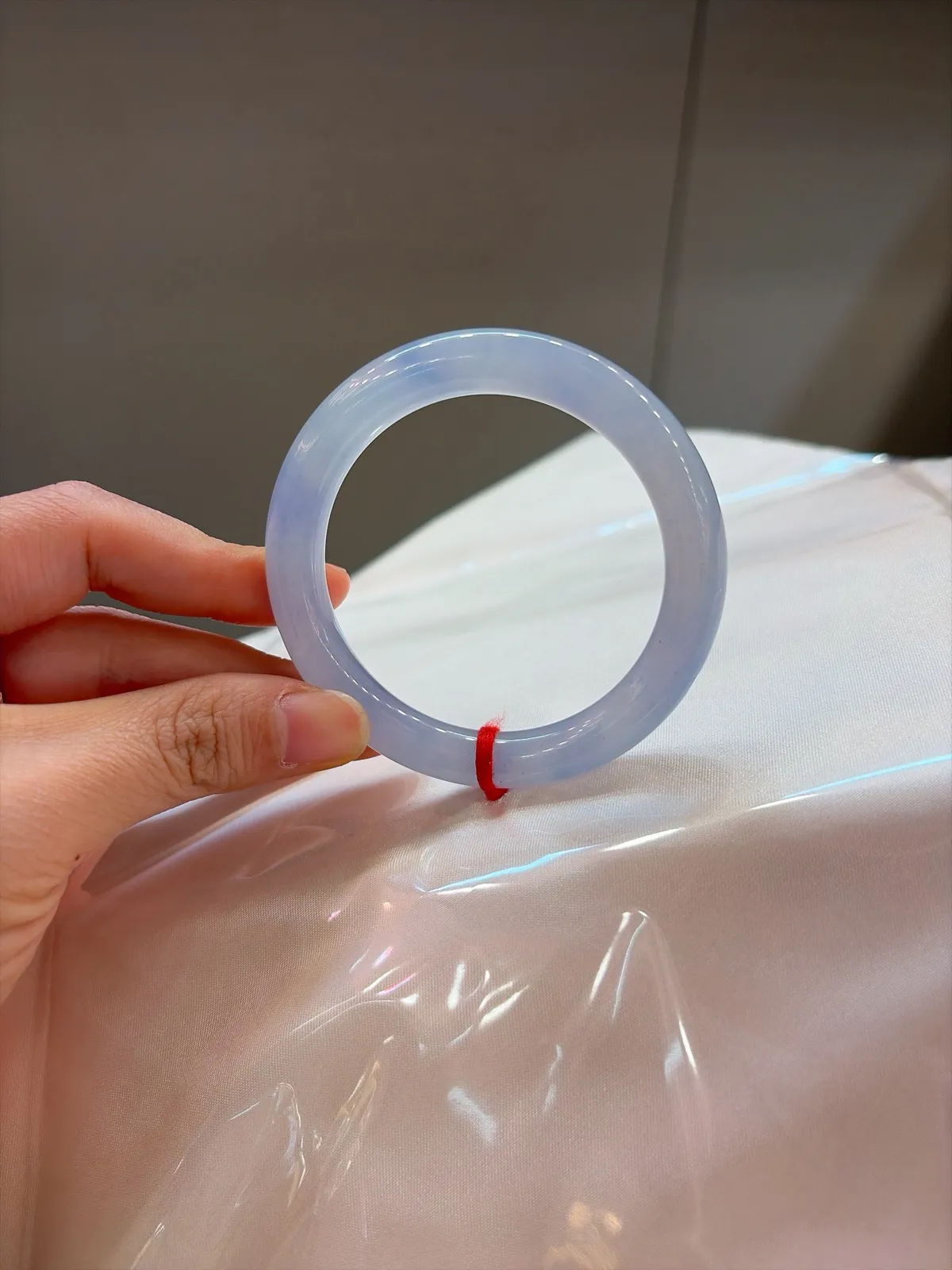 🧣｜52圈口
冰紫春福镯上新啦
种老冰透水润润，梦幻紫气直接拉满
戴上就是仙里仙气的氛围感女神🧚‍️
版型超正超显白，谁戴谁美快冲
规格【52.5/8.6】