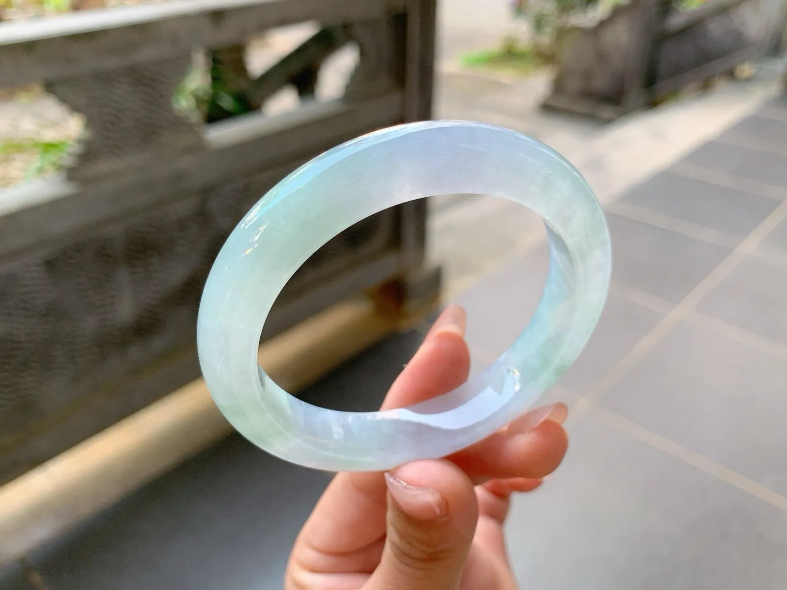 ｜56圈口
冰春彩手镯，颜色舒适自然，淡淡的春彩衬托出清丽脱俗的美感，