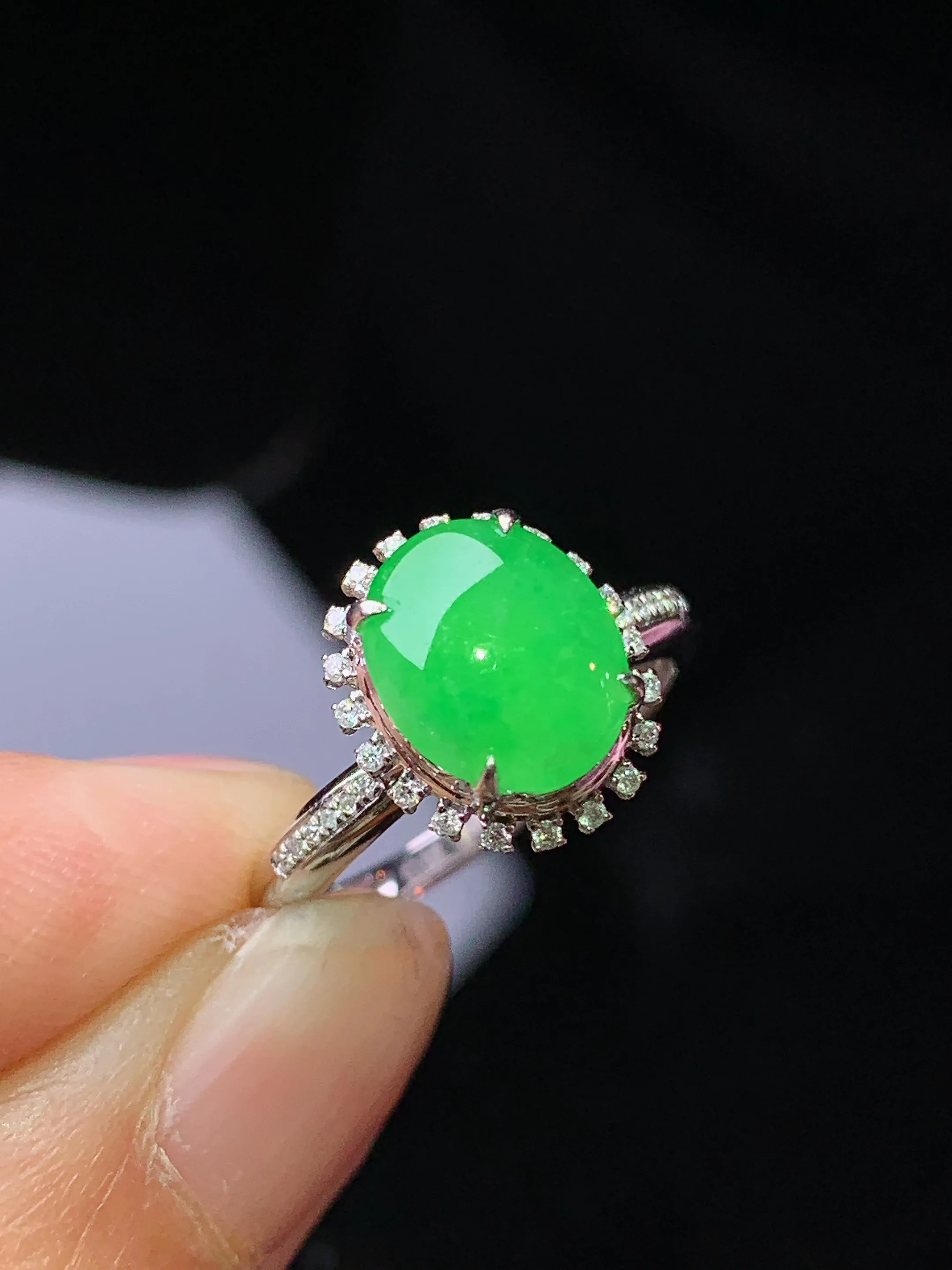 18k金钻镶嵌满绿蛋面戒指 玉质细腻 色泽清新艳丽 圈口12.5 整体尺寸11.6*10*7.5