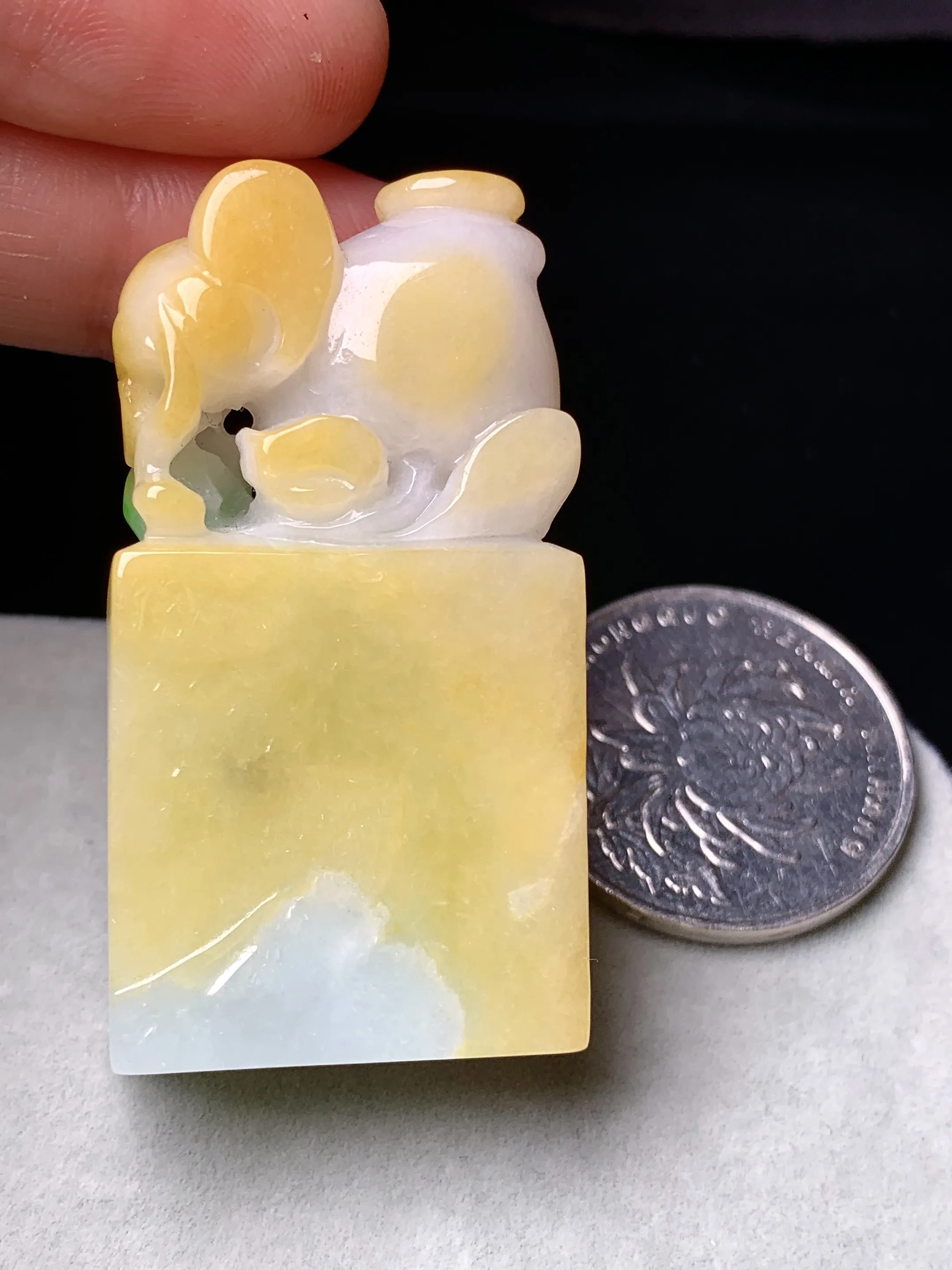 黄翡灵猴献寿印章吊坠 玉质细腻 色泽清新艳丽 整体尺寸47.2*24.5*12.5