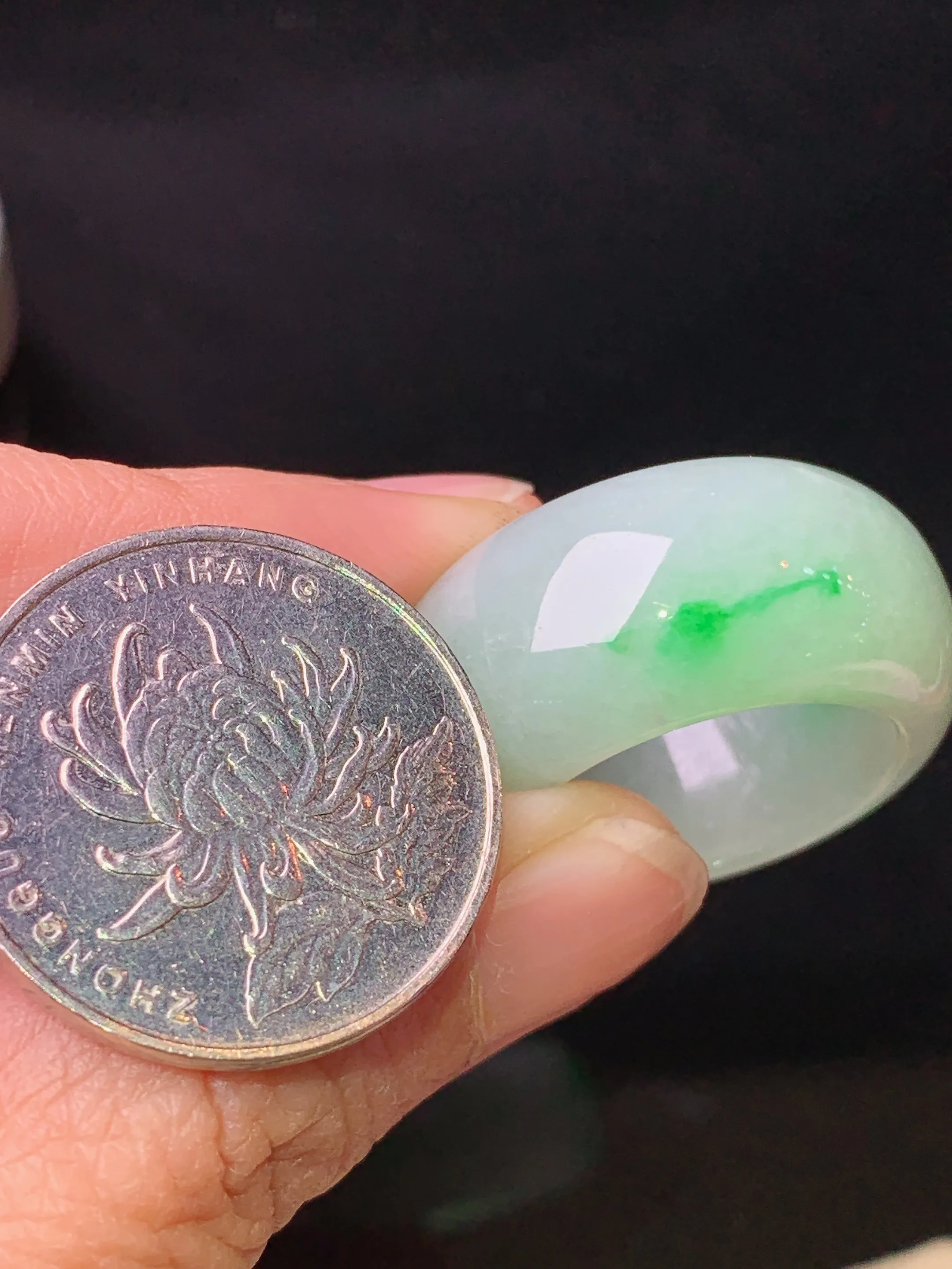 飘绿指环 玉质细腻 色泽清新艳丽 整体尺寸29.5*13*6.2 圈口20.5