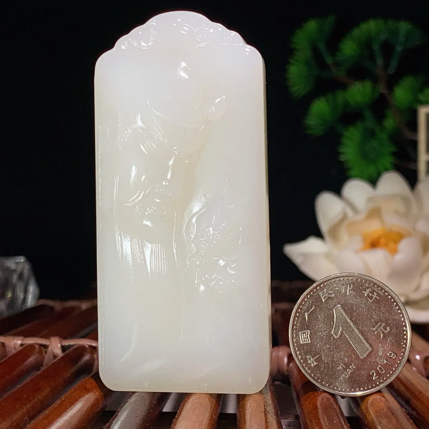 新疆和田玉羊脂白武财神关公牌子挂件 尺寸69/31/16mm重71.5克。玉质细腻油润。手推出油。品相大气 lt260121