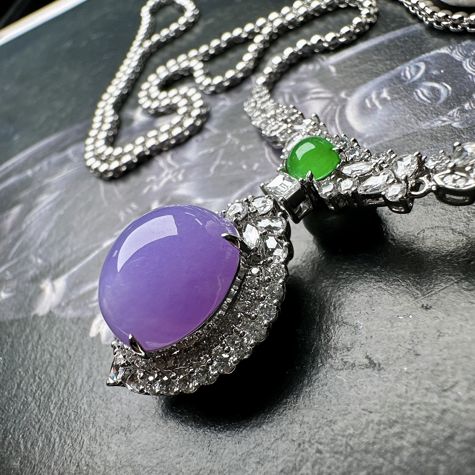 【冰种紫蛋面吊坠】质地细腻，饱满度很好，晶莹剔透，18k金钻镶嵌，裸石尺寸13.7*12.2*8毫米