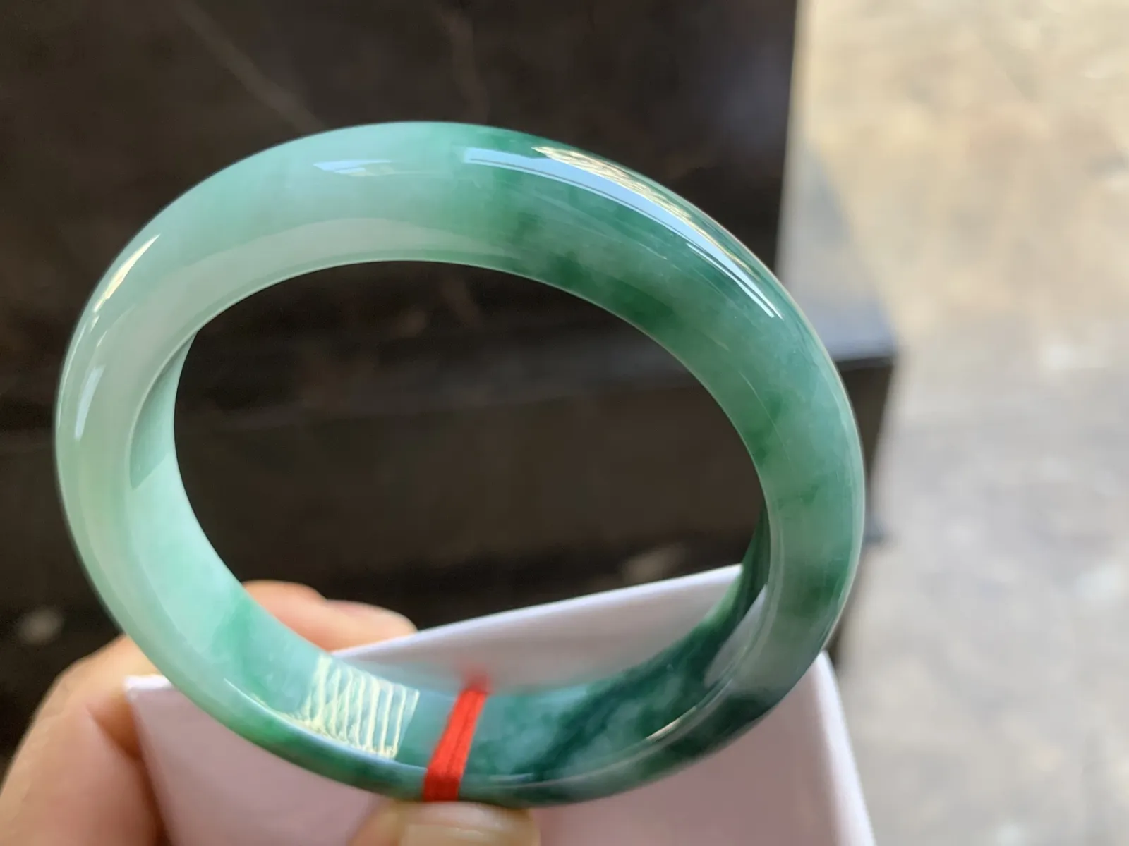 56-12.5-8.2mm
细糯种飘花手镯 底子细腻 花色浓郁 气质