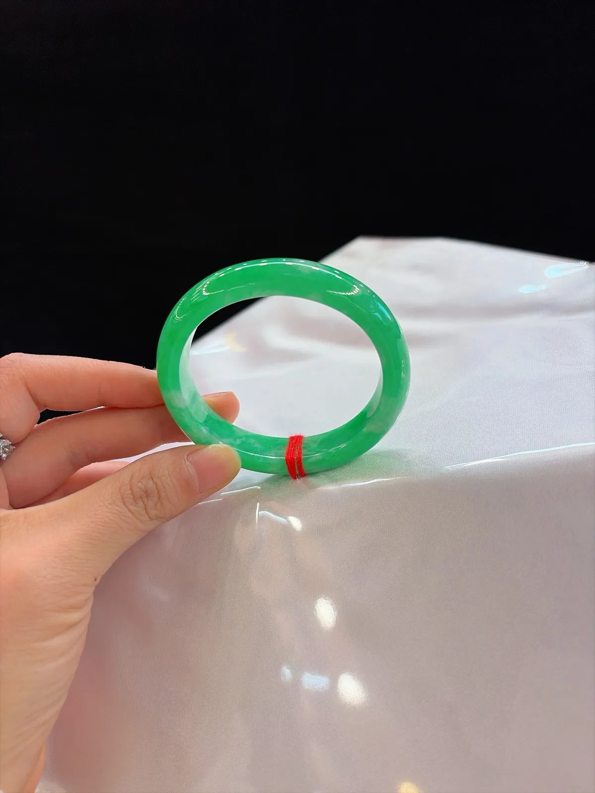 ｜52圈口
【满色贵妃镯·小手专属】
“满色正阳凝翠光，腕间富贵藏不住，一点微瑕更显天然真意”
——小手妹子的本命镯，戴上显贵气。
规格【52.3/13/7.9】