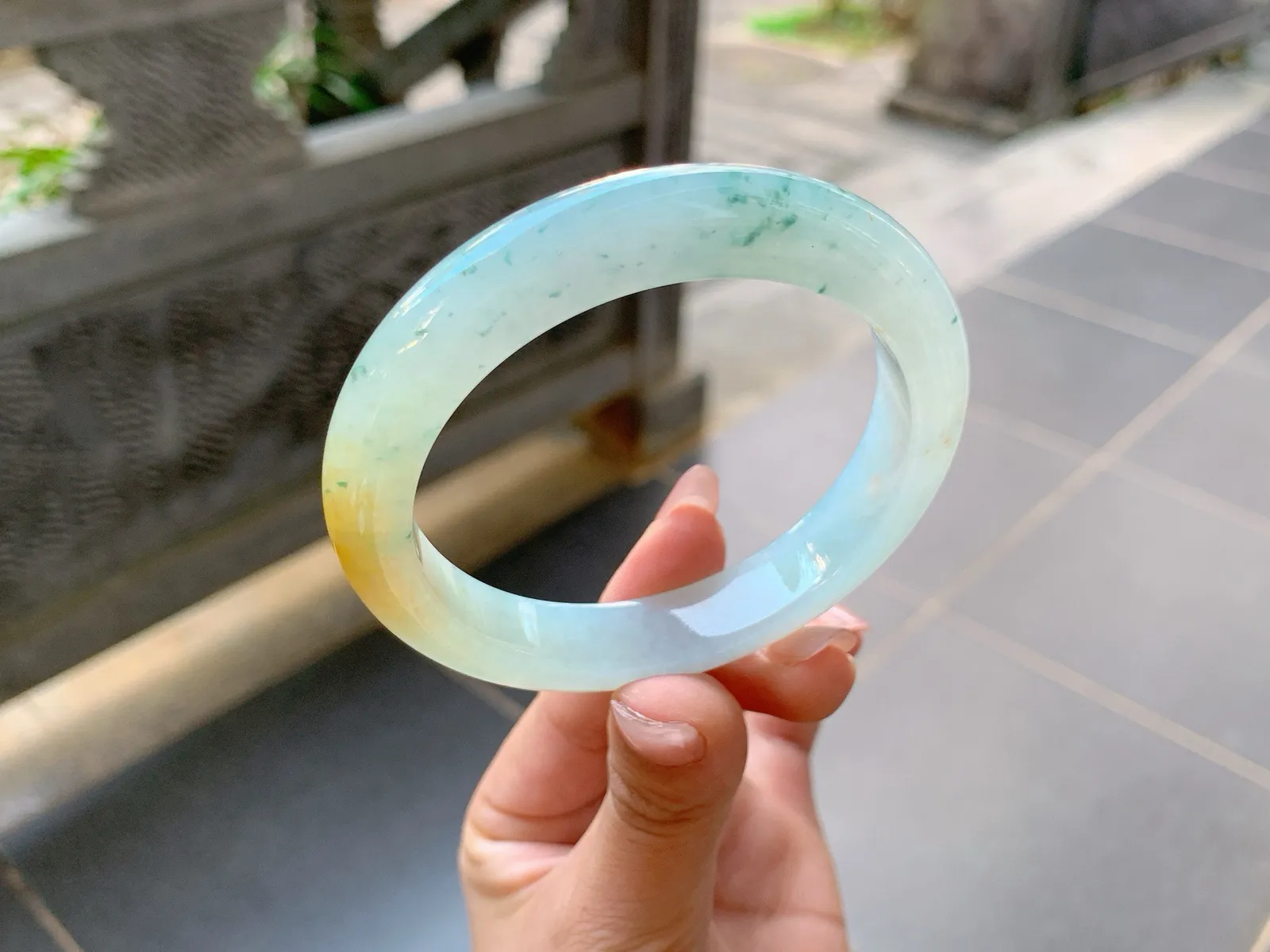 ｜58圈口
冰飘花翡翠手镯，飘蓝碎花，飘逸大气清新优雅，像碎花裙一样，带一抹黄更增添了一份灵气，