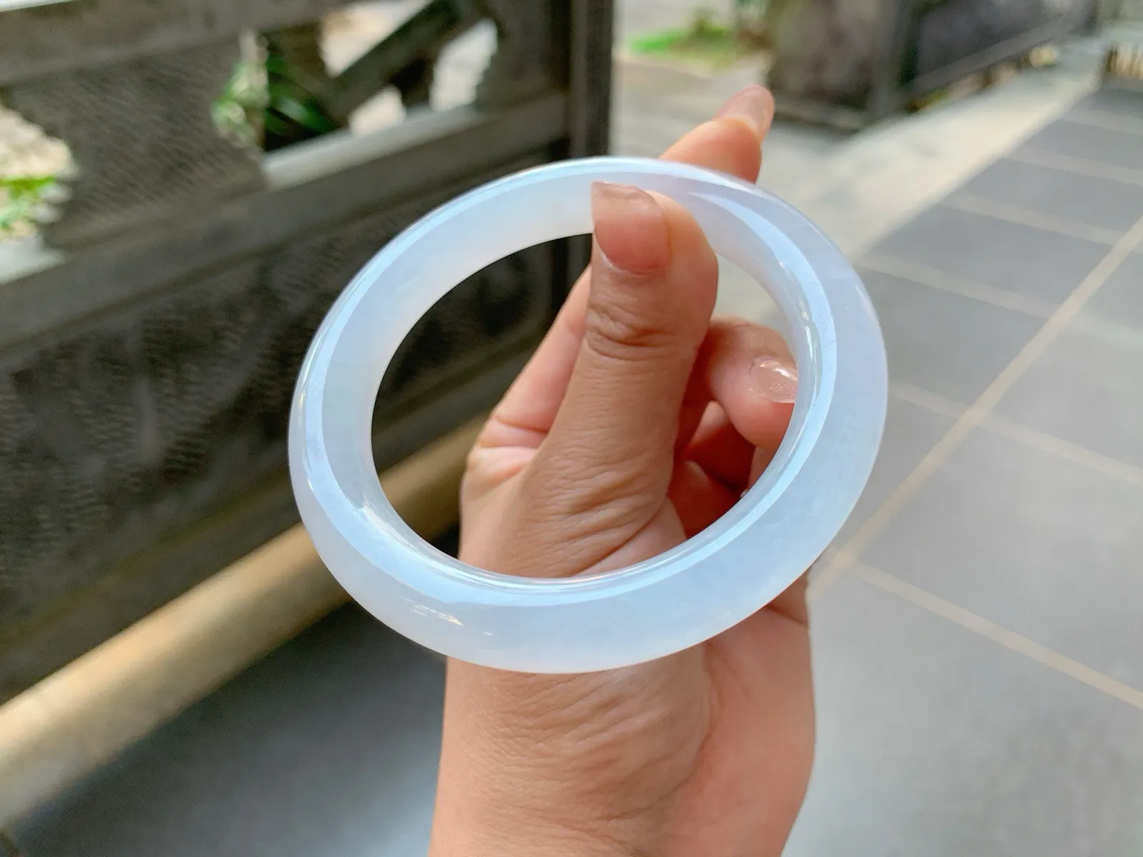 ｜58圈口
条粗:10.4
白月光，冰冰镯，冰润透亮纯净无暇，是谁的白月光遗漏在了人间
编号【01-15-03】