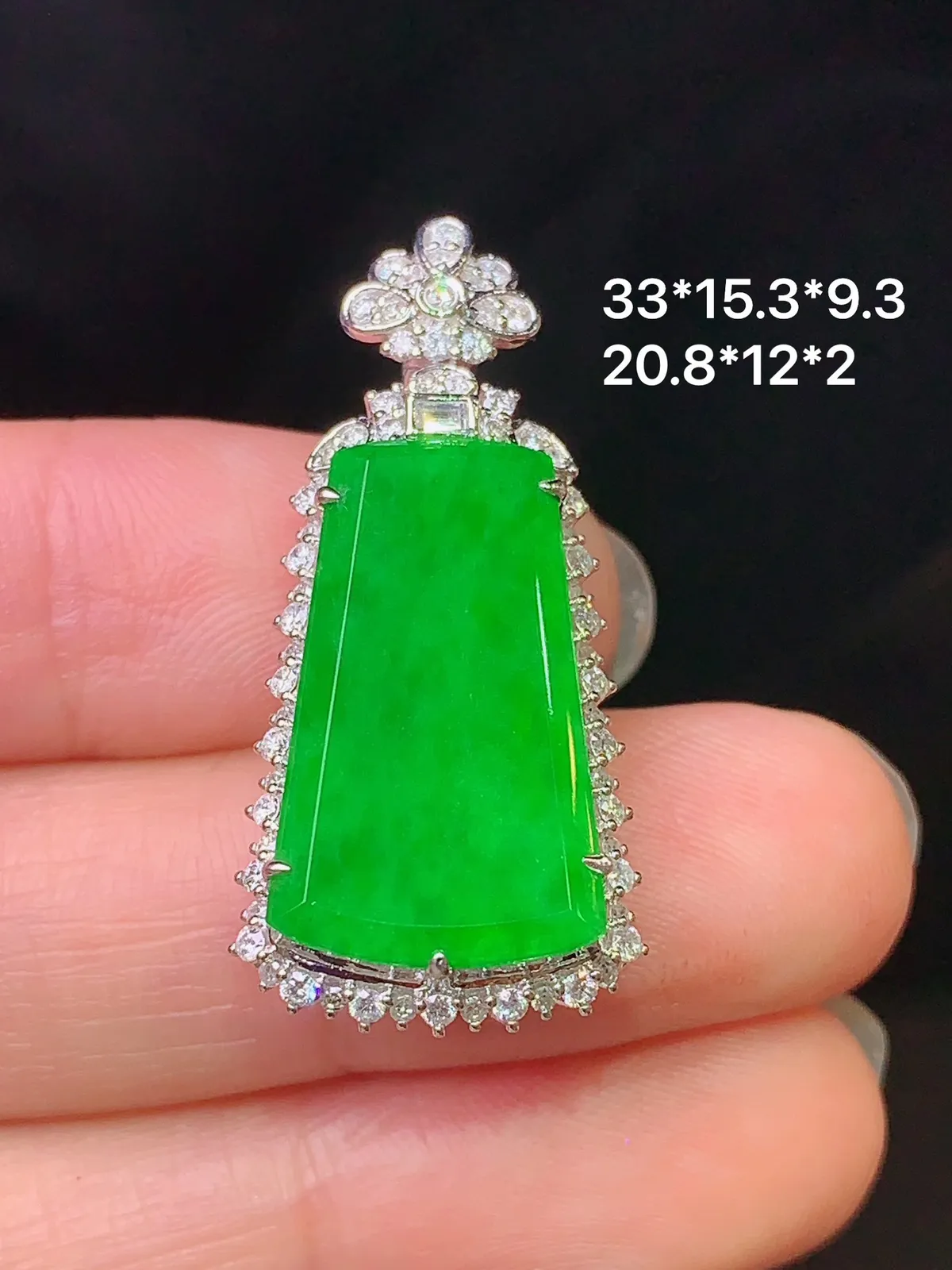 18k金钻镶嵌满绿无事牌吊坠 玉质细腻 色泽艳丽 整体尺寸33*15.3*9.3