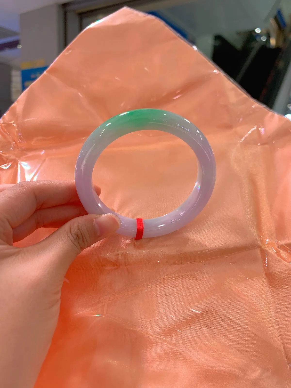 ｜61圈口
【浓春彩·大圈口】
浓春彩的色彩在镯间晕染，盛放着山野与朝暮的诗意～大圈口，调色盘，将生机与华章都镌刻在肌肤之上
规格【61.1/12.6/9.2】