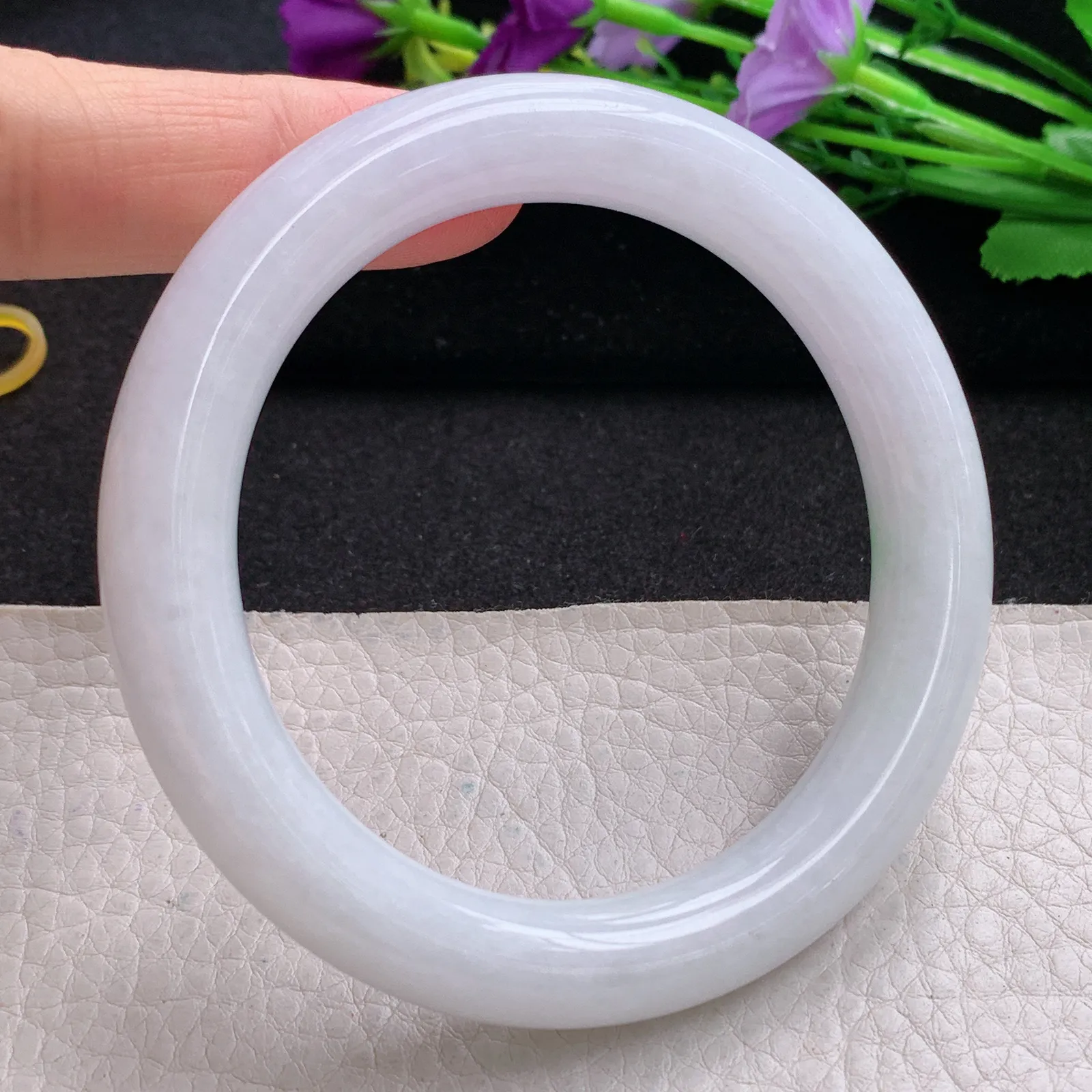 yh实拍59*11*10.5美人镯 缅甸翡翠精美白底青清秀圆条玉手镯 叮当镯