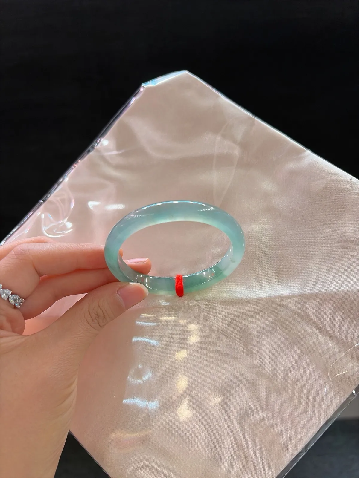 ｜52圈口
【冰冰小贵妃·半山水款】
“种好起光漾清辉，半山水色腕间绕，秀气灵动藏不住”
——小手妹子速来捡漏，仙气值拉满
规格【52.4/9.2/6.8】